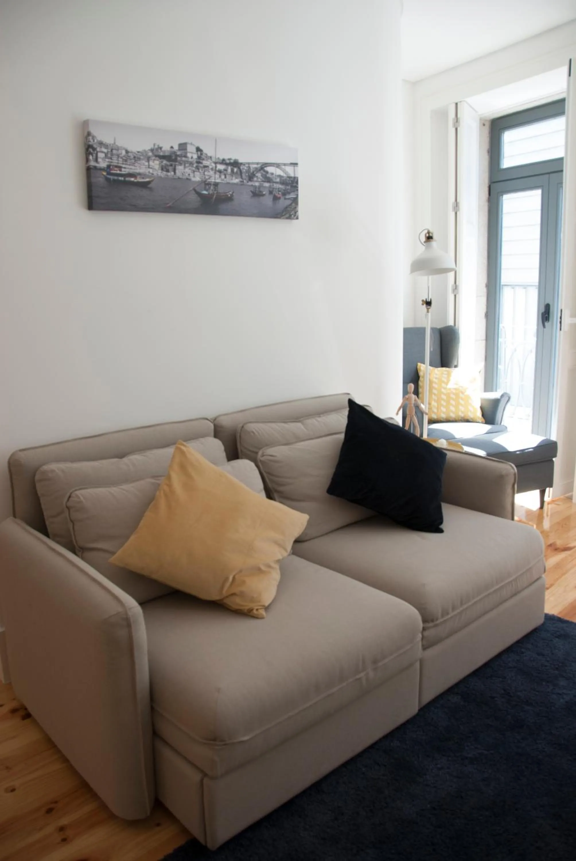 Communal lounge/ TV room in OportoView Alegria Apartment