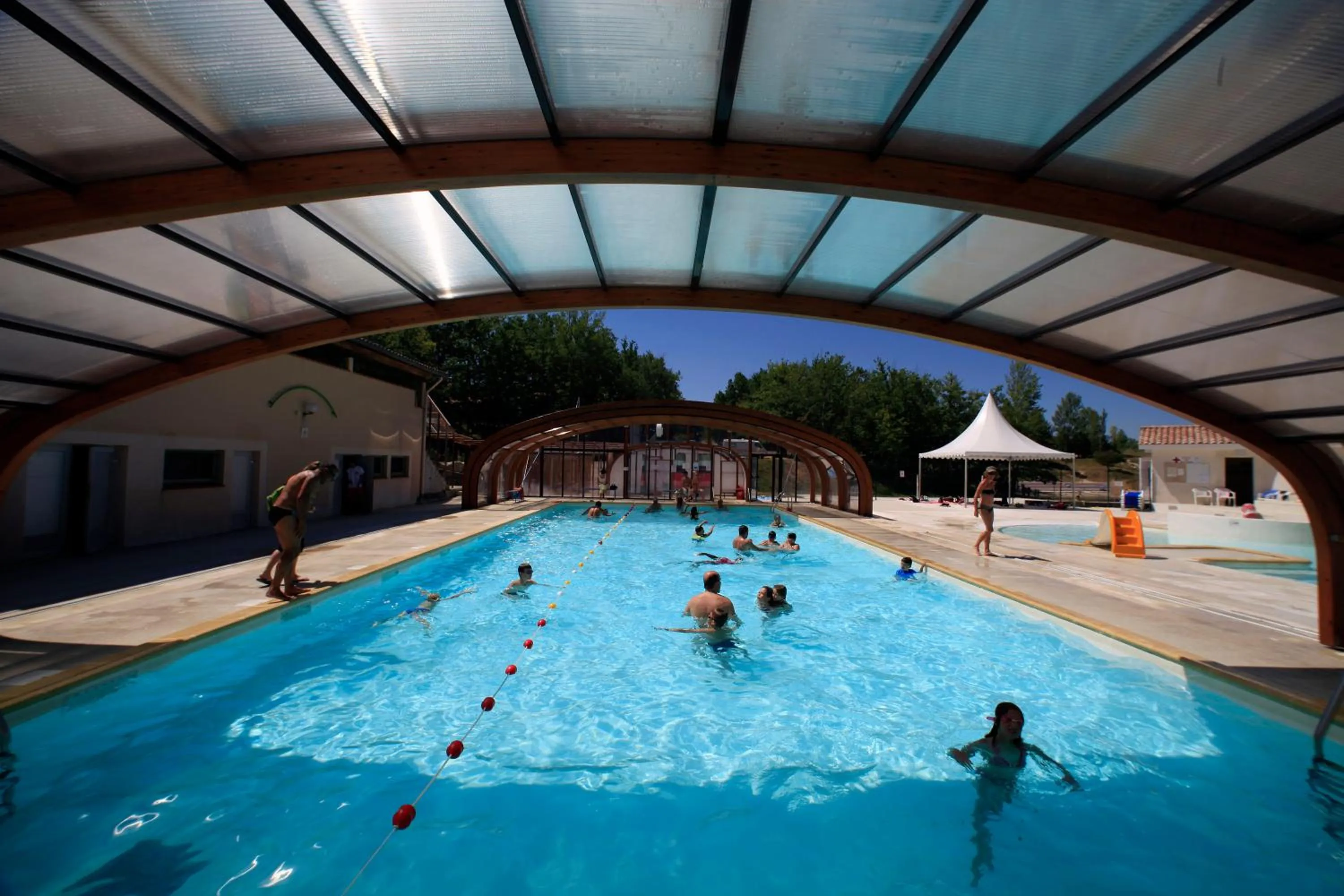 Swimming pool in Terres de France - Les Hameaux des Lacs