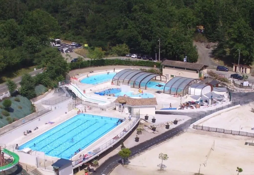 Swimming pool in Terres de France - Les Hameaux des Lacs