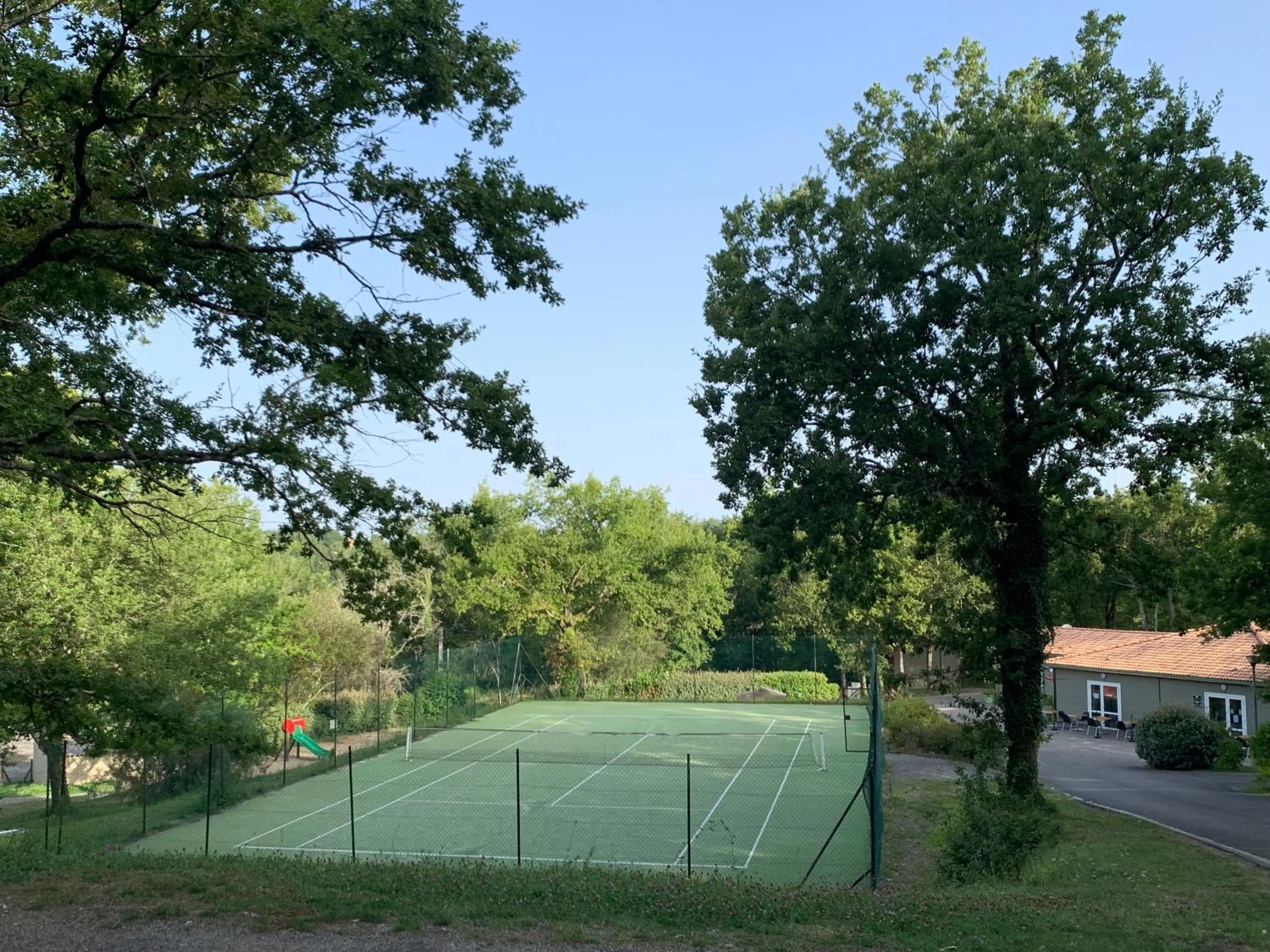 Tennis court in Terres de France - Les Hameaux des Lacs
