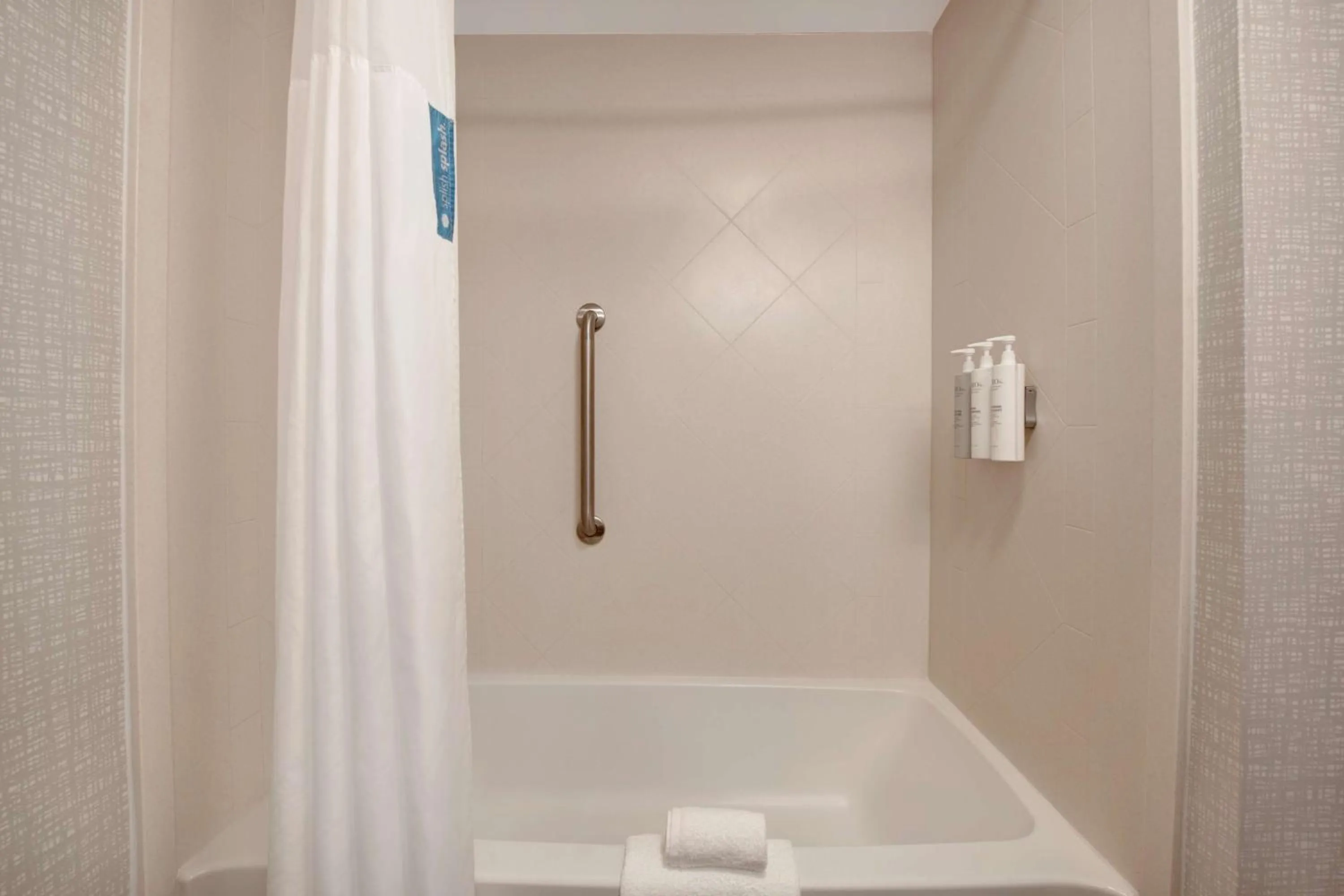 Bathroom in Hampton Inn Anderson/Alliance Business Park