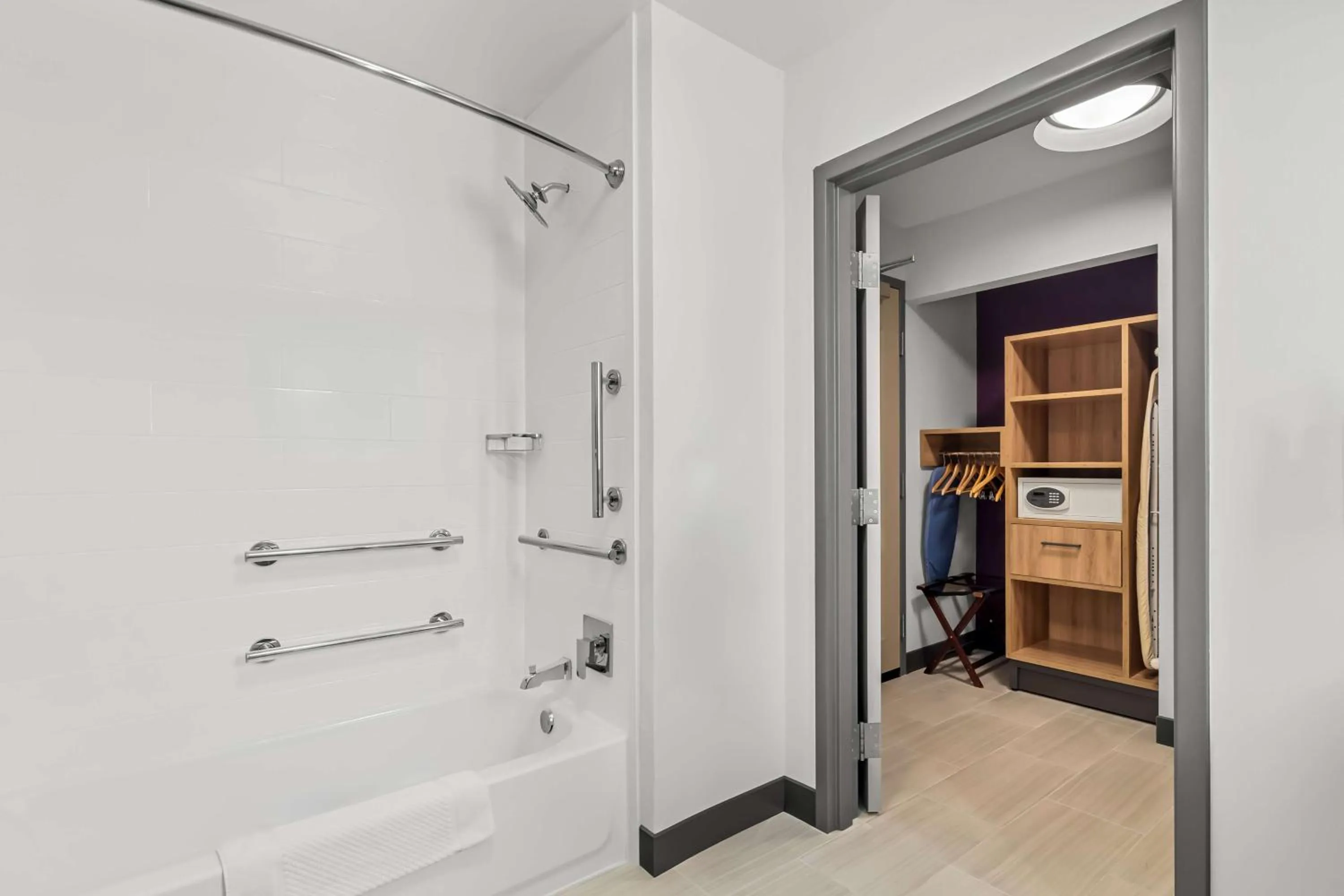 Bathroom, Bed in Hilton Garden Inn Cartersville