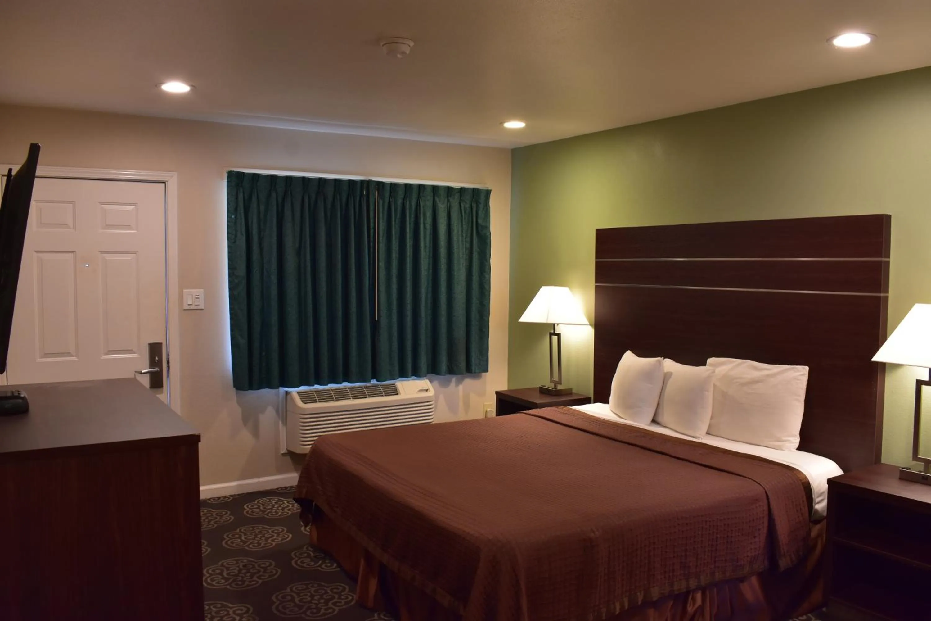 Bedroom, Bed in Country Inn