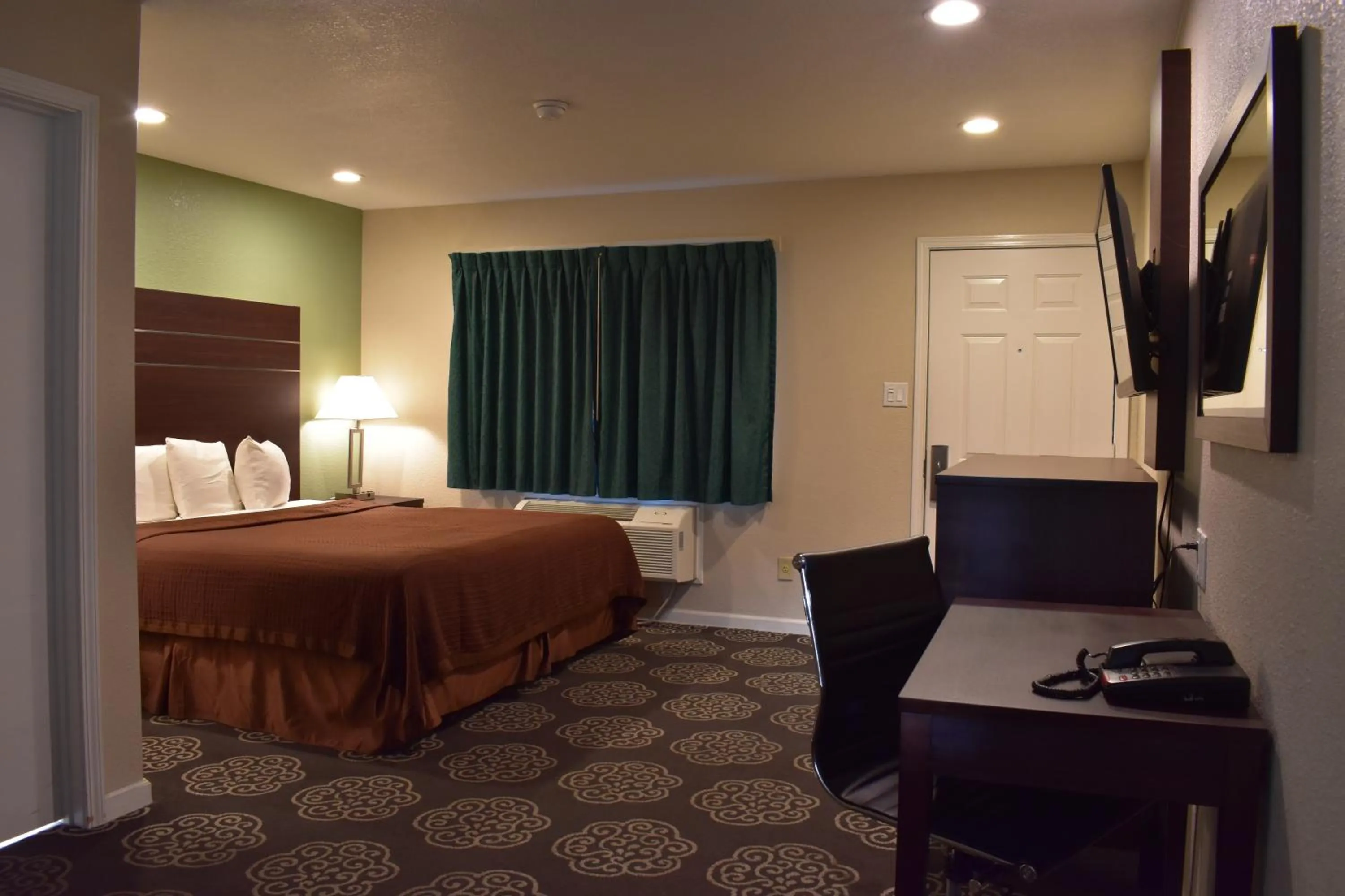 Bedroom, Bed in Country Inn