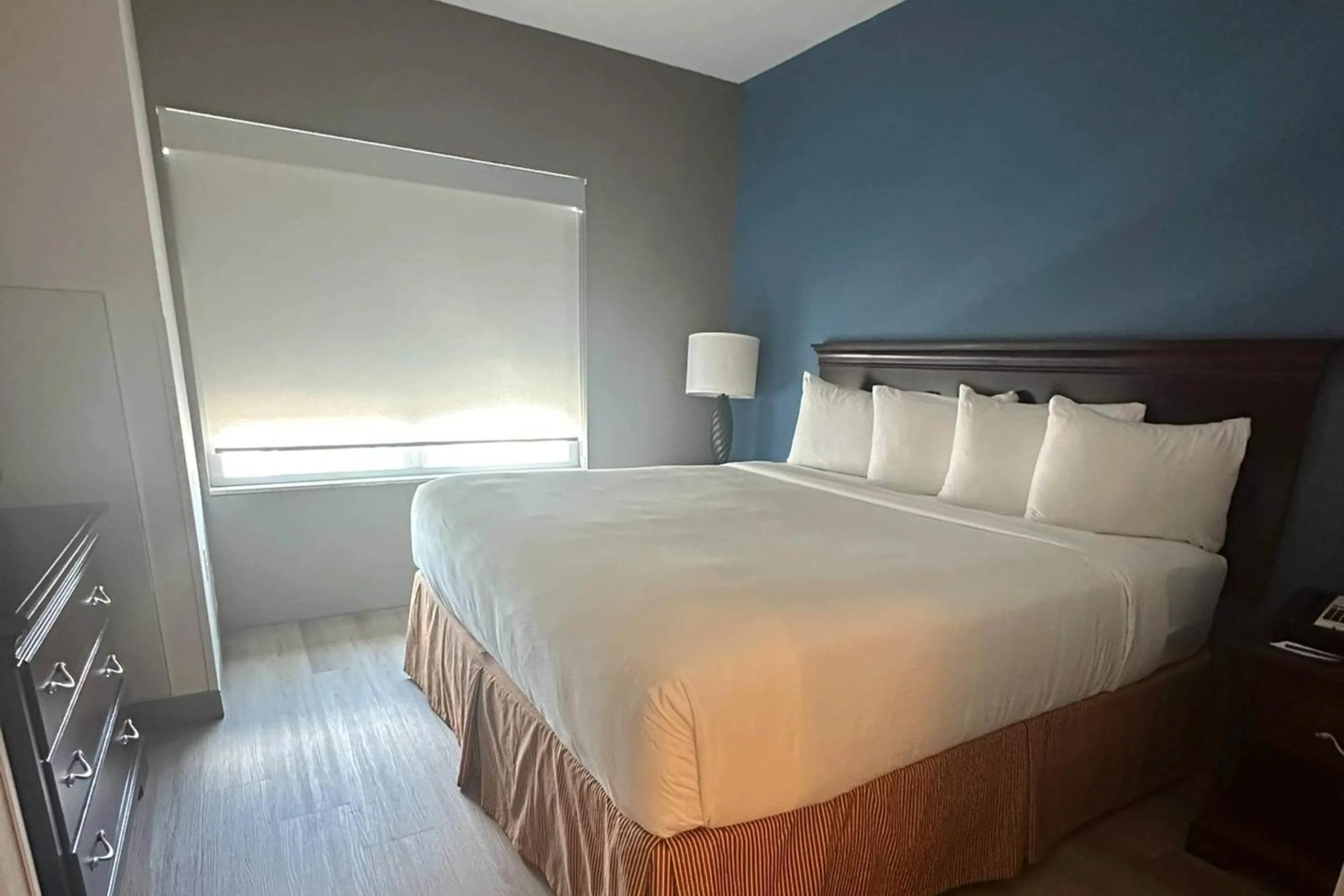 Bedroom, Bed in Country Inn & Suites by Radisson, Concord (Kannapolis), NC