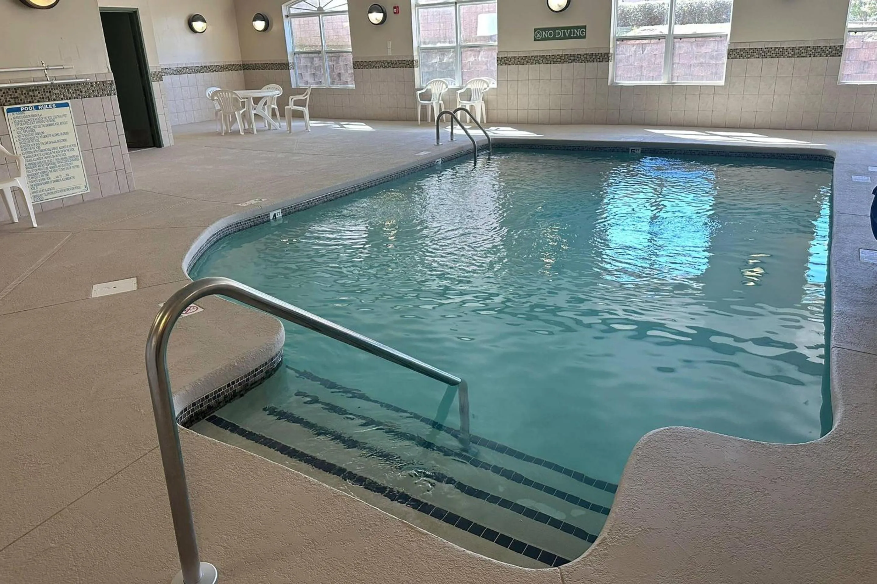 Swimming pool in Country Inn & Suites by Radisson, Concord (Kannapolis), NC