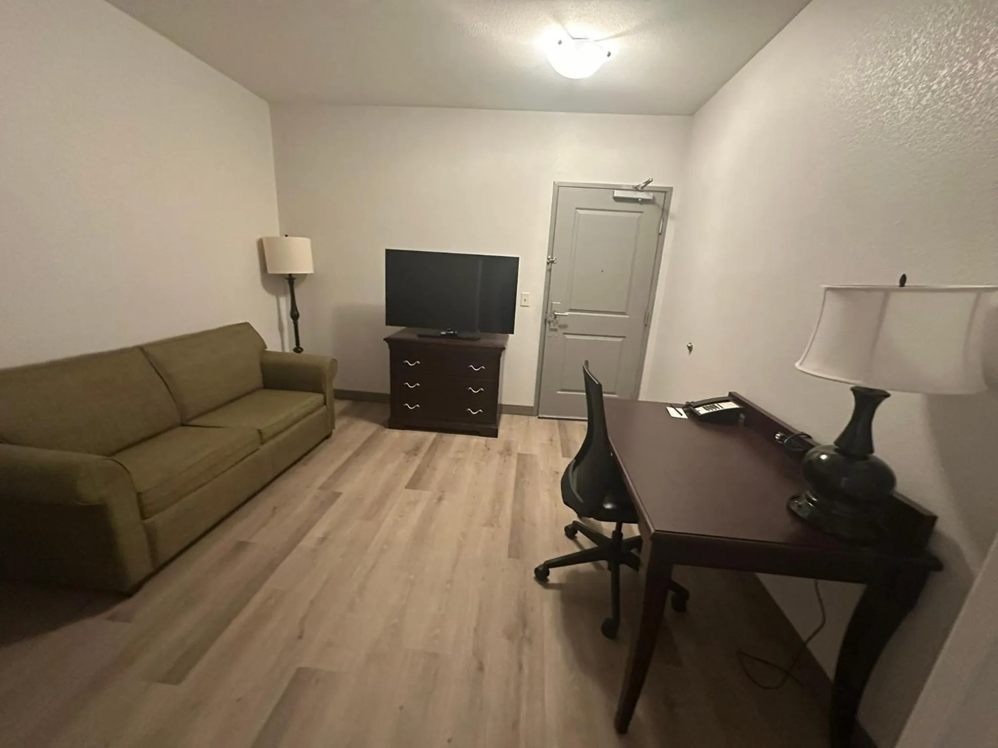 Living room in Country Inn & Suites by Radisson, Concord (Kannapolis), NC