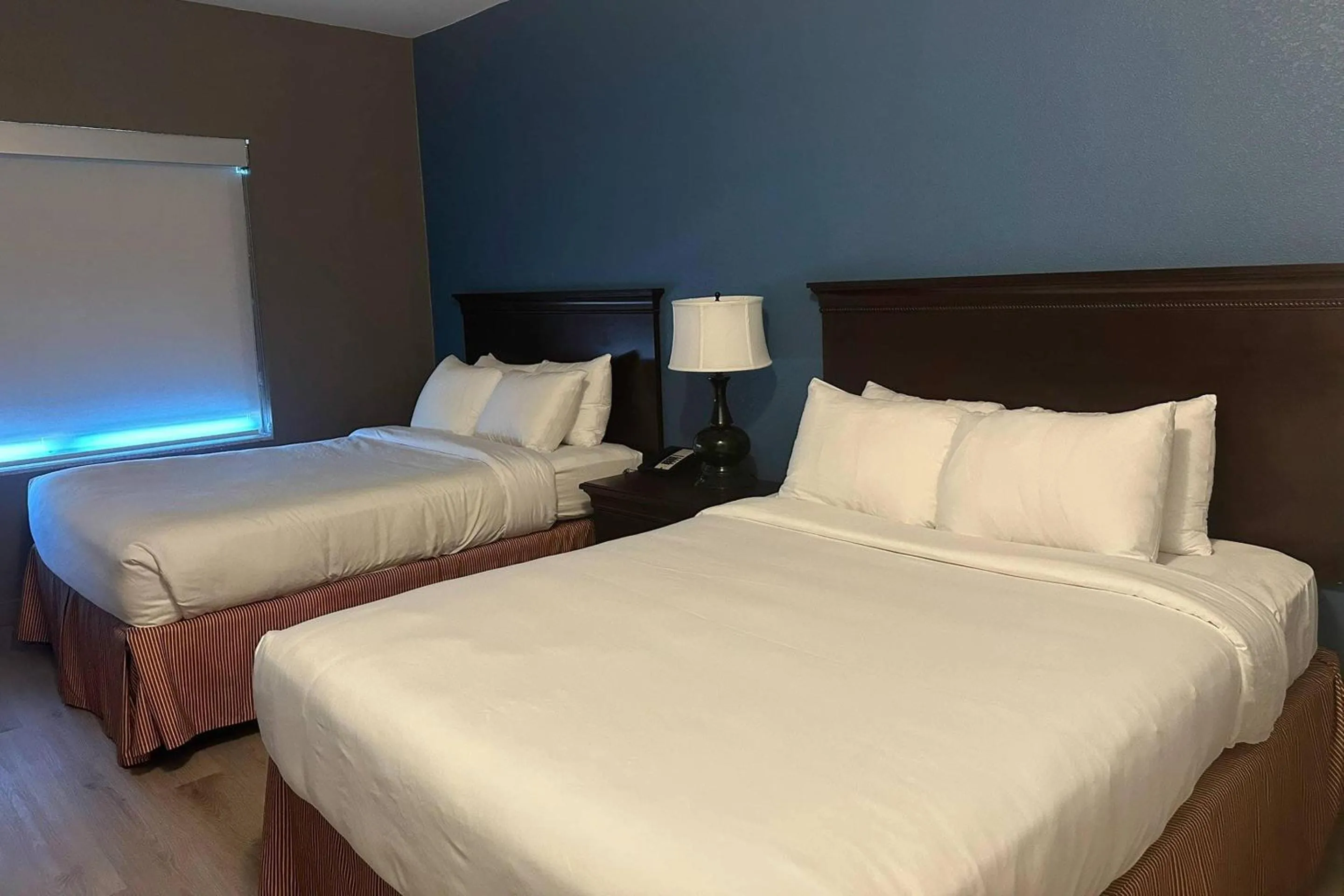 Bedroom, Bed in Country Inn & Suites by Radisson, Concord (Kannapolis), NC