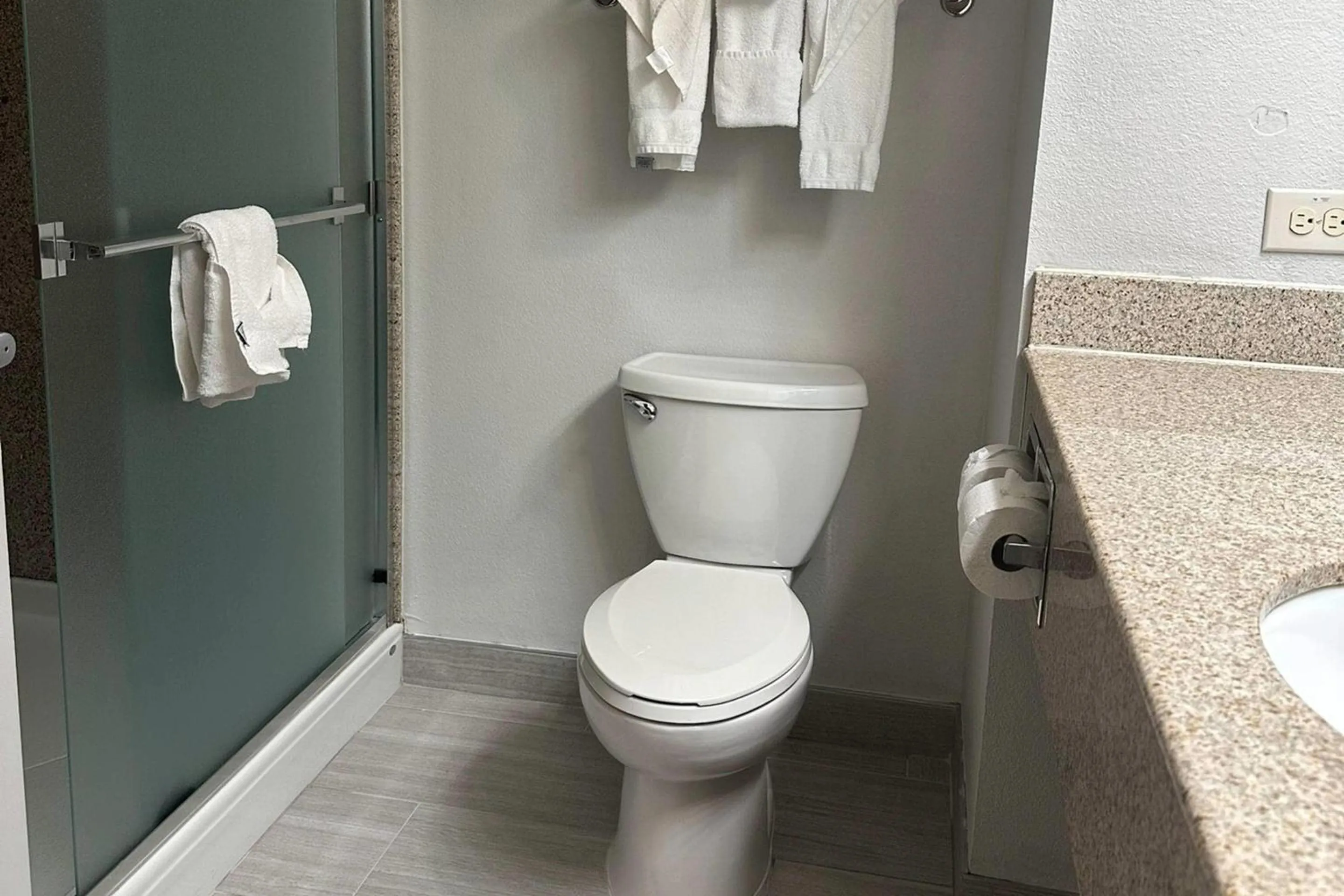 Bedroom in Country Inn & Suites by Radisson, Concord (Kannapolis), NC