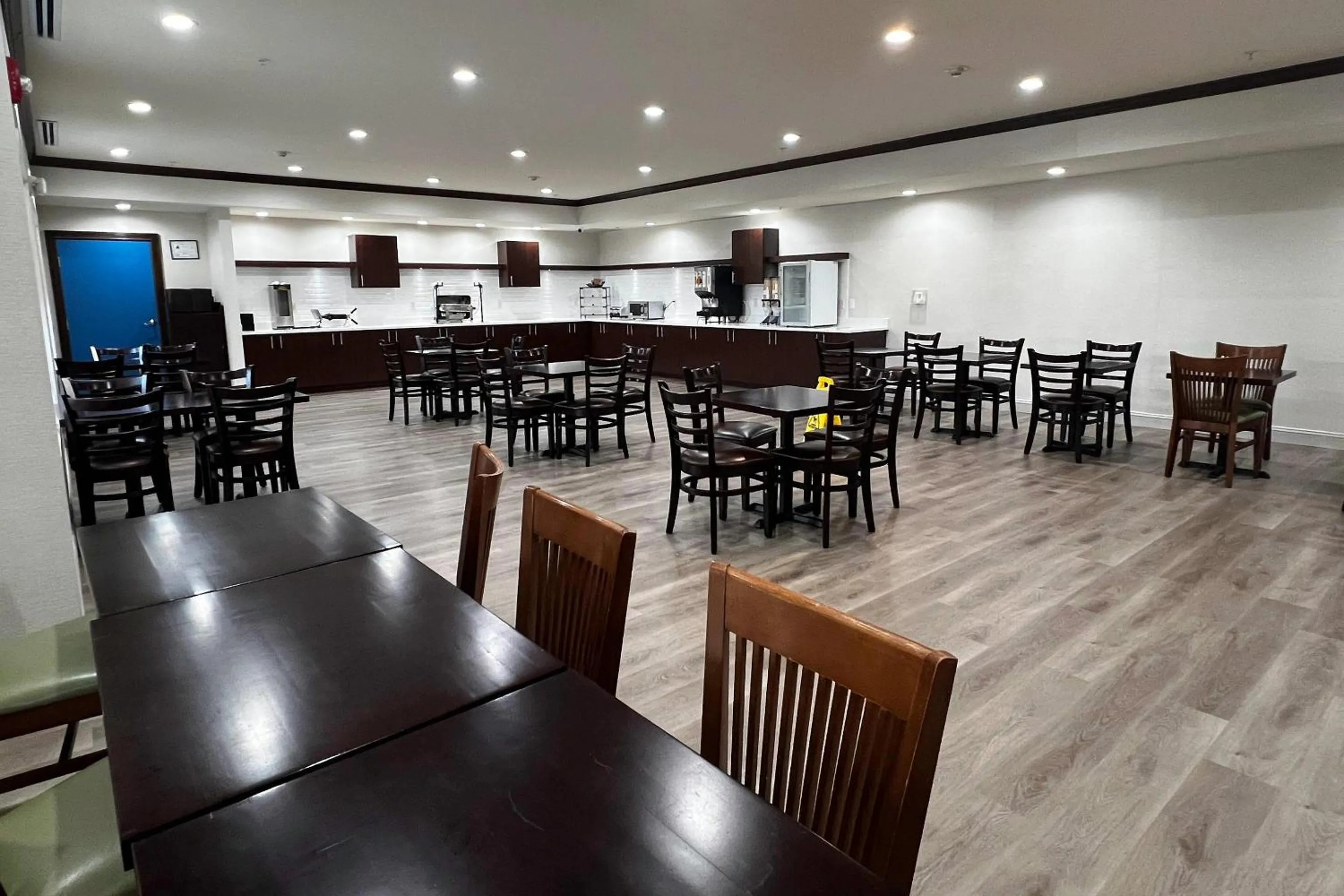 Breakfast in Country Inn & Suites by Radisson, Concord (Kannapolis), NC