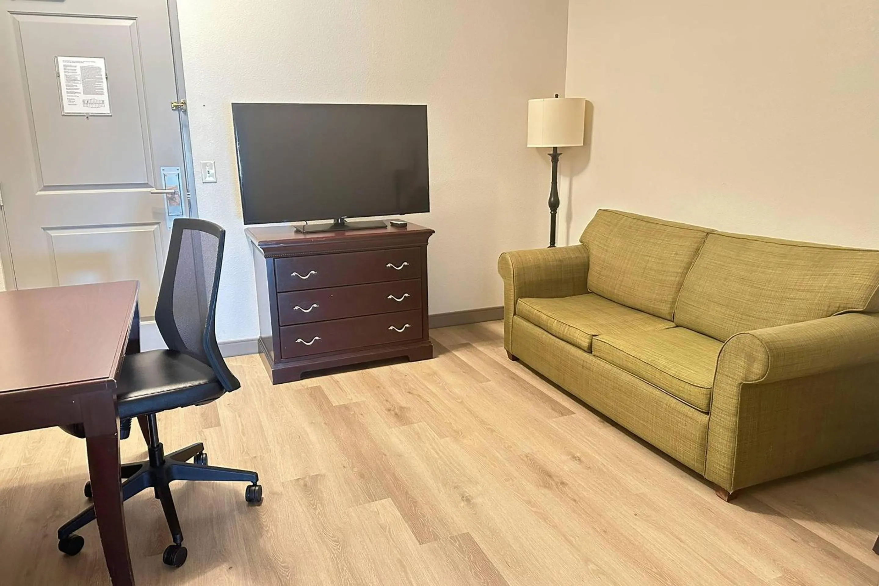 Bedroom in Country Inn & Suites by Radisson, Concord (Kannapolis), NC