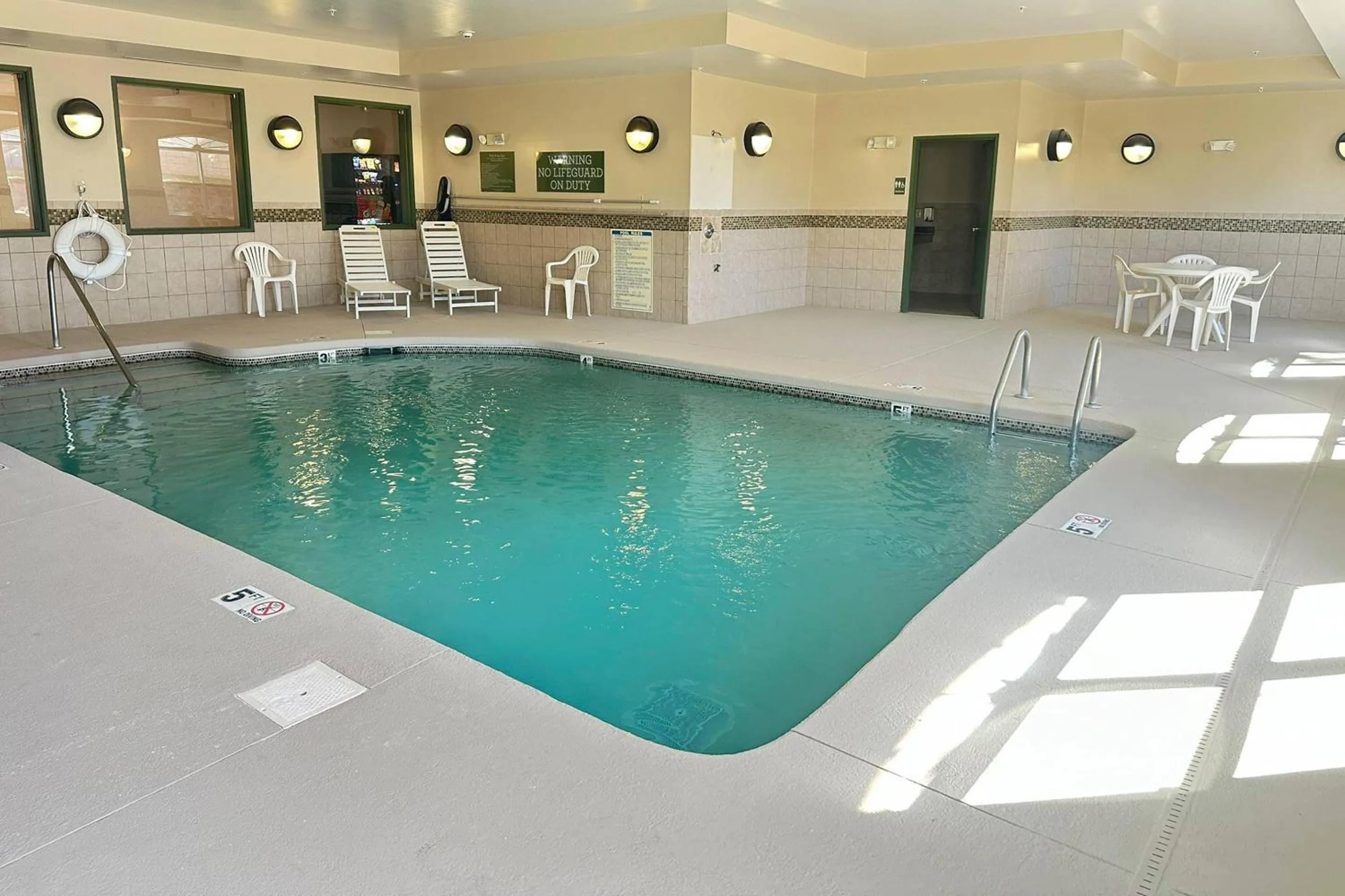 Swimming pool in Country Inn & Suites by Radisson, Concord (Kannapolis), NC