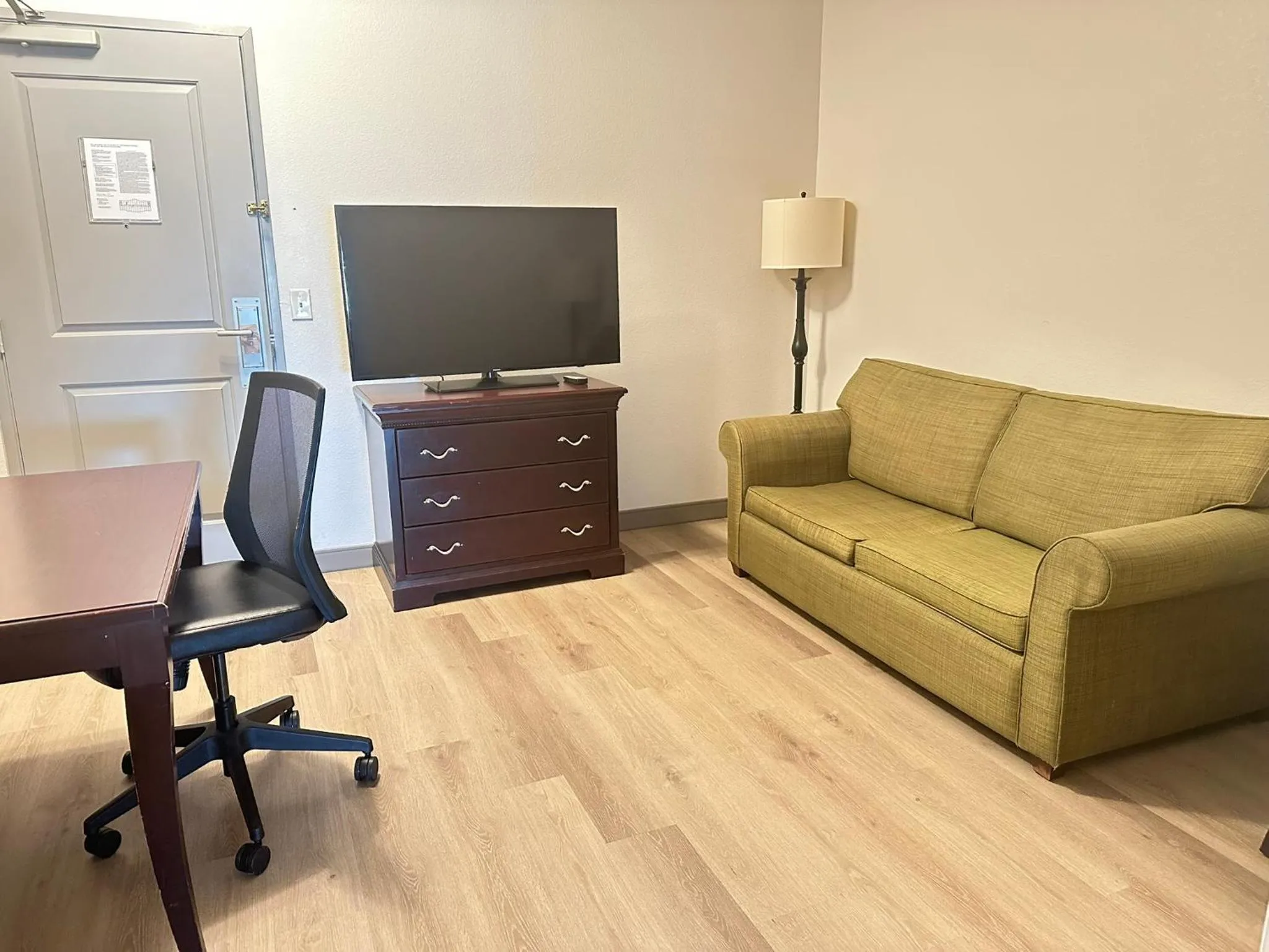 Living room in Country Inn & Suites by Radisson, Concord (Kannapolis), NC