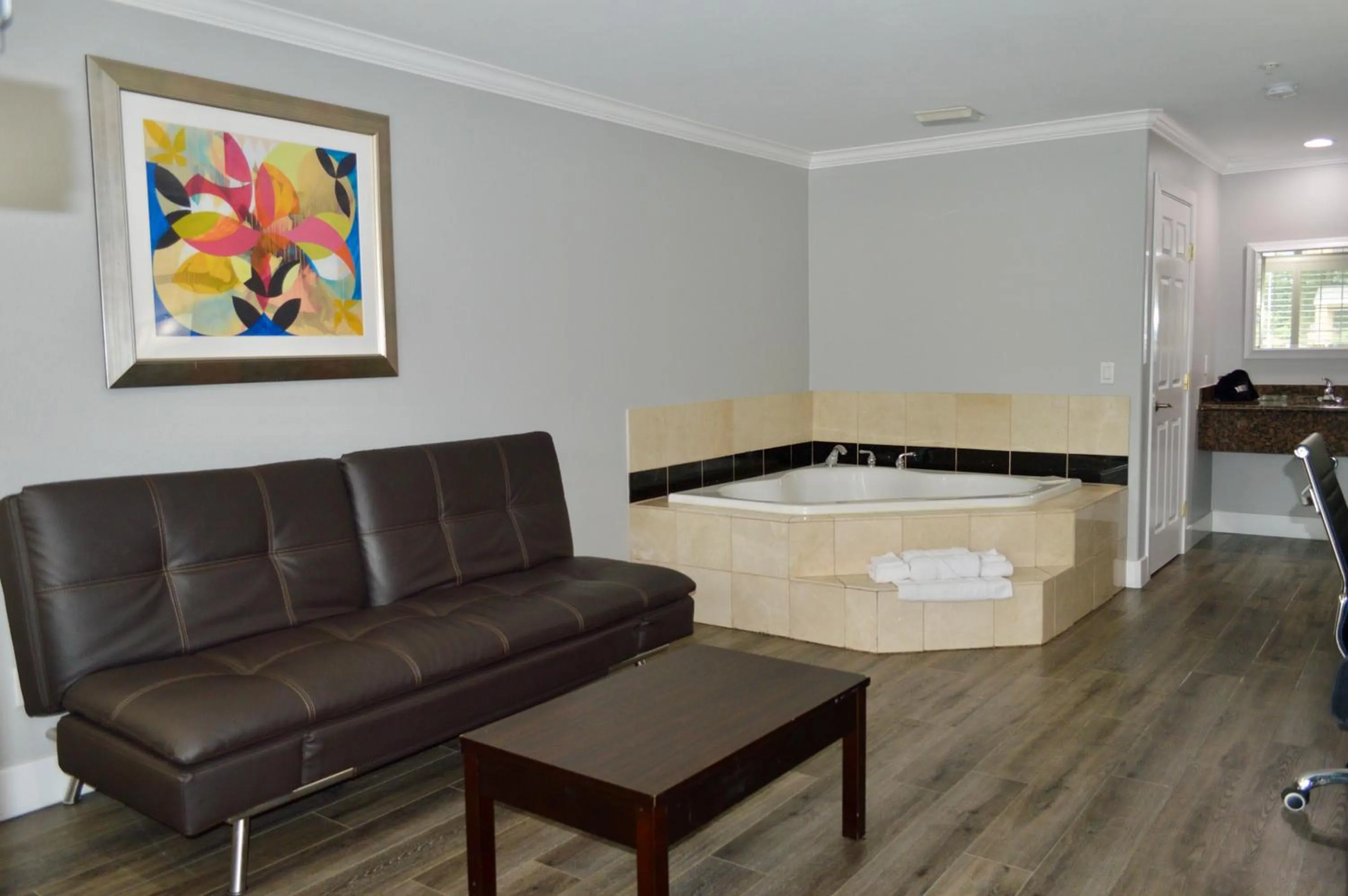 Hot Tub in Fairview Inn & Suites