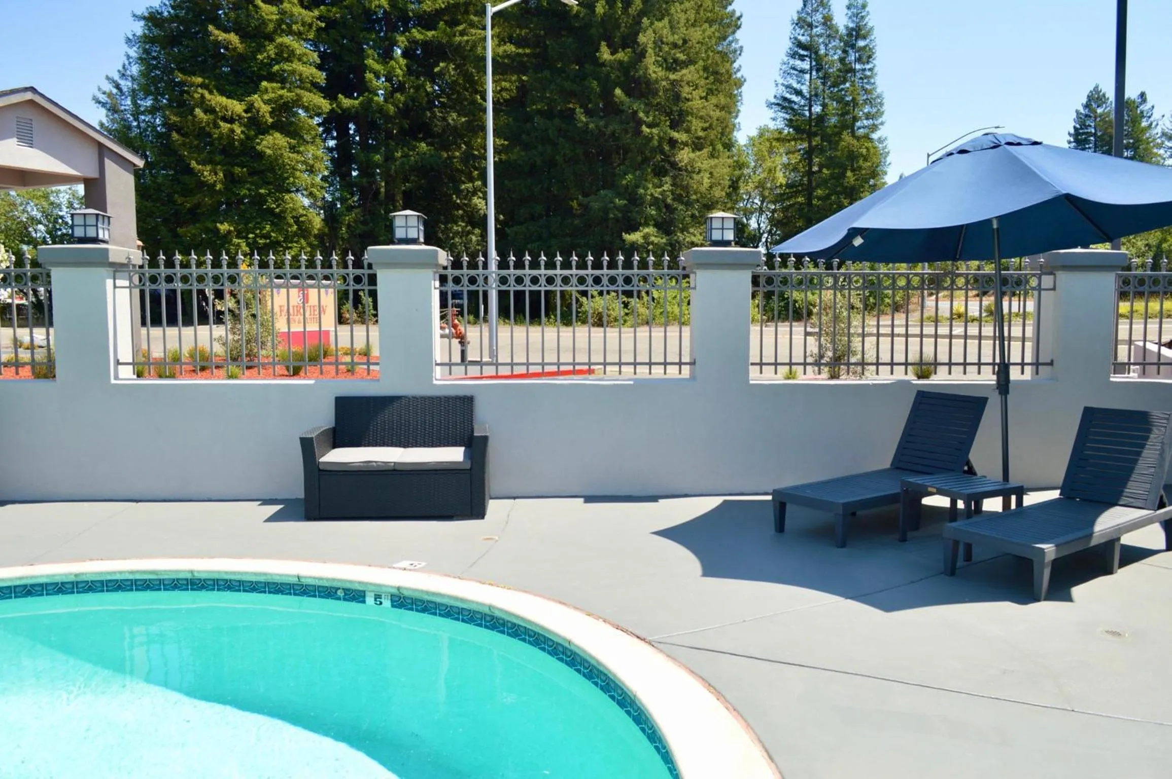 Swimming pool in Fairview Inn & Suites