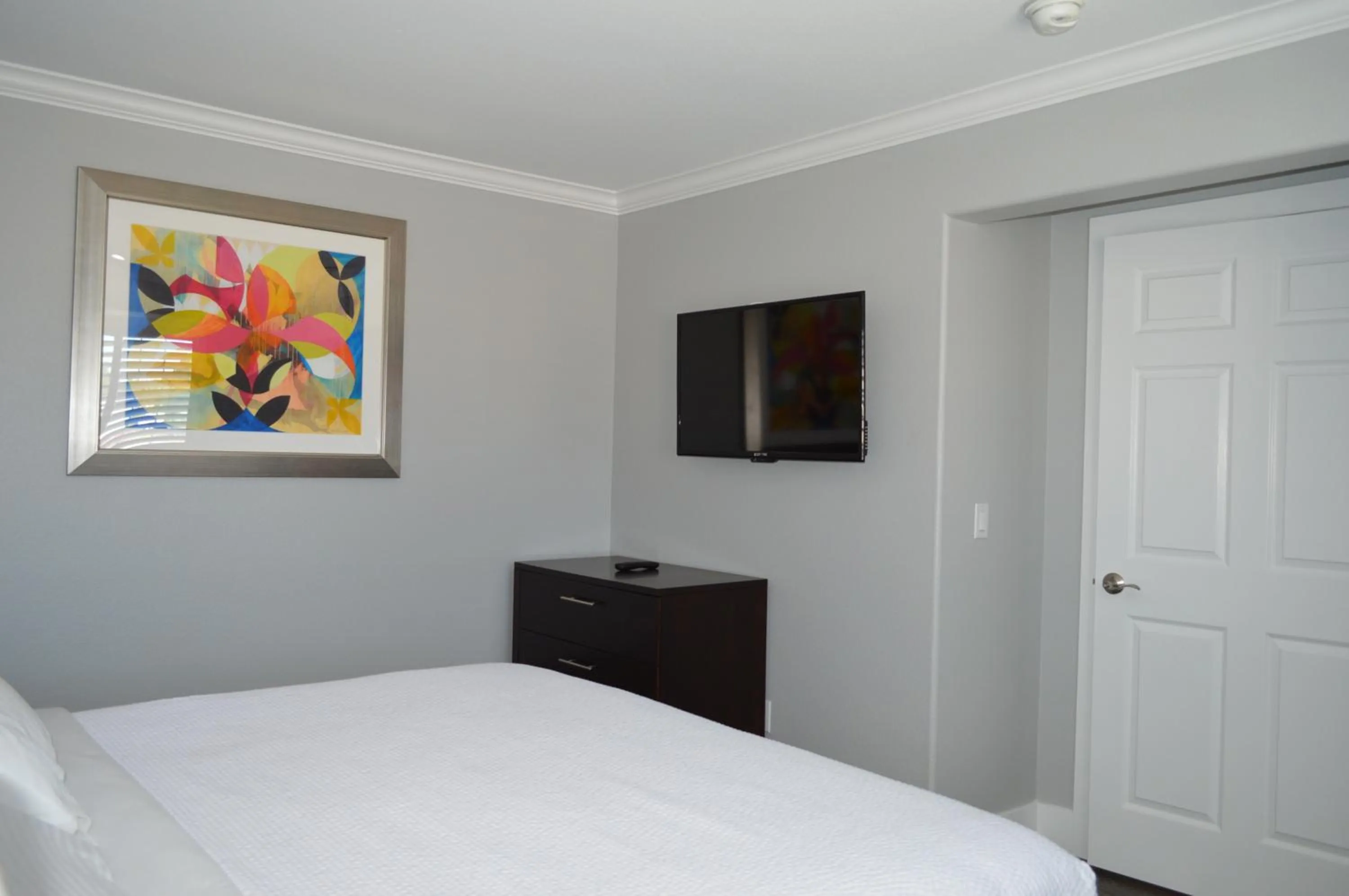 Evening entertainment, Bed in Fairview Inn & Suites