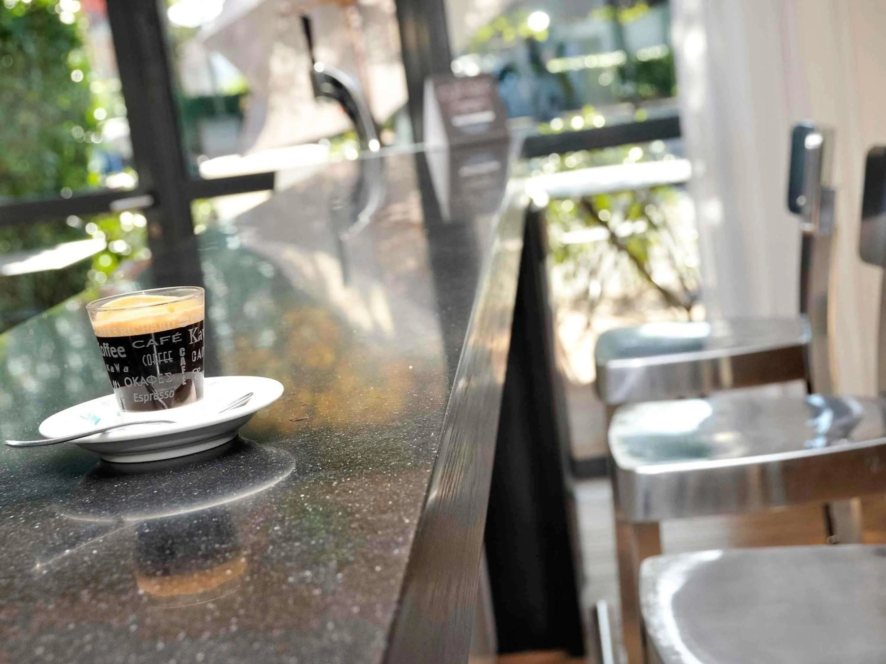 Lounge or bar in ibis Maisons Laffitte