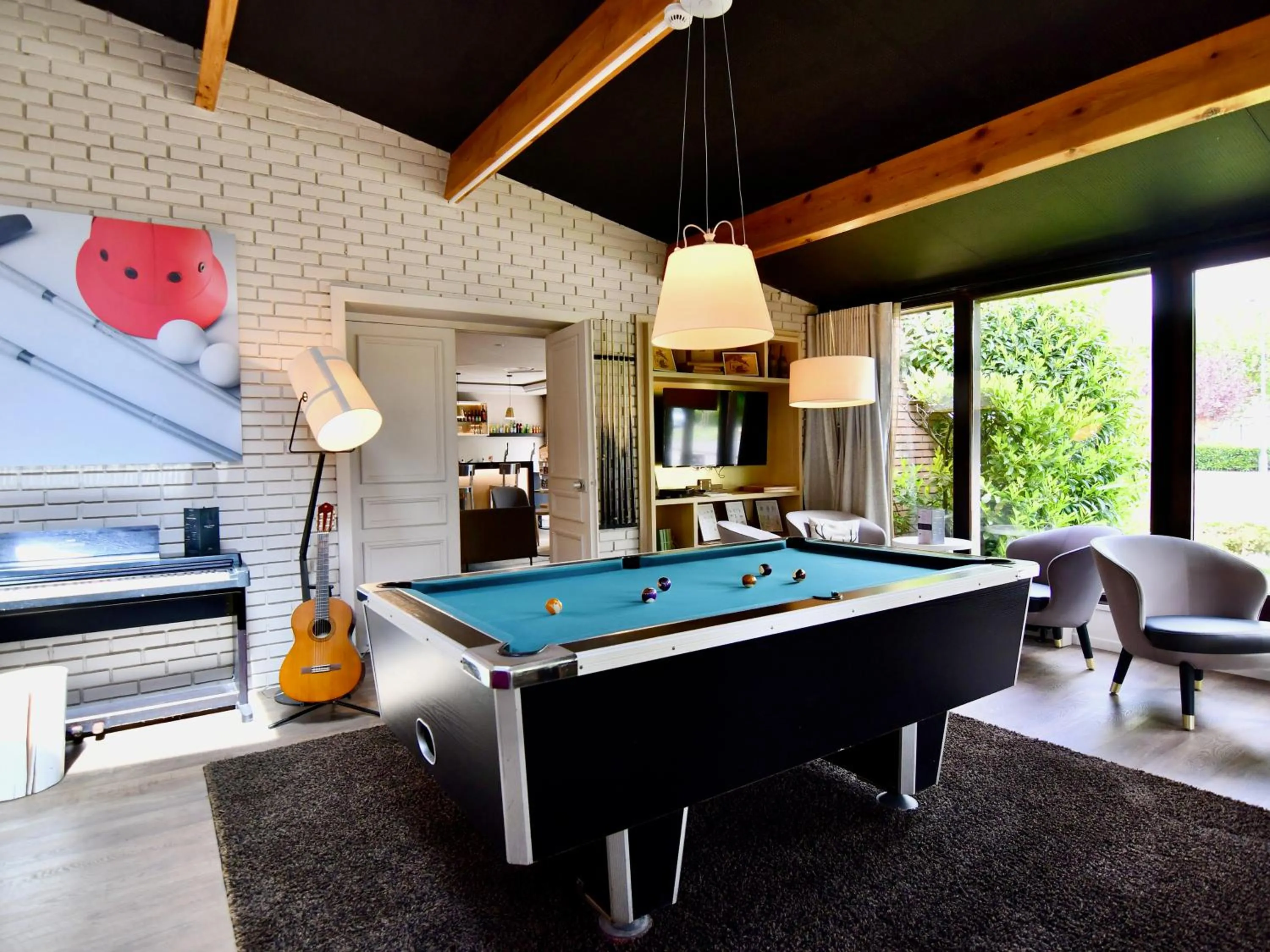 Billiard in ibis Maisons Laffitte