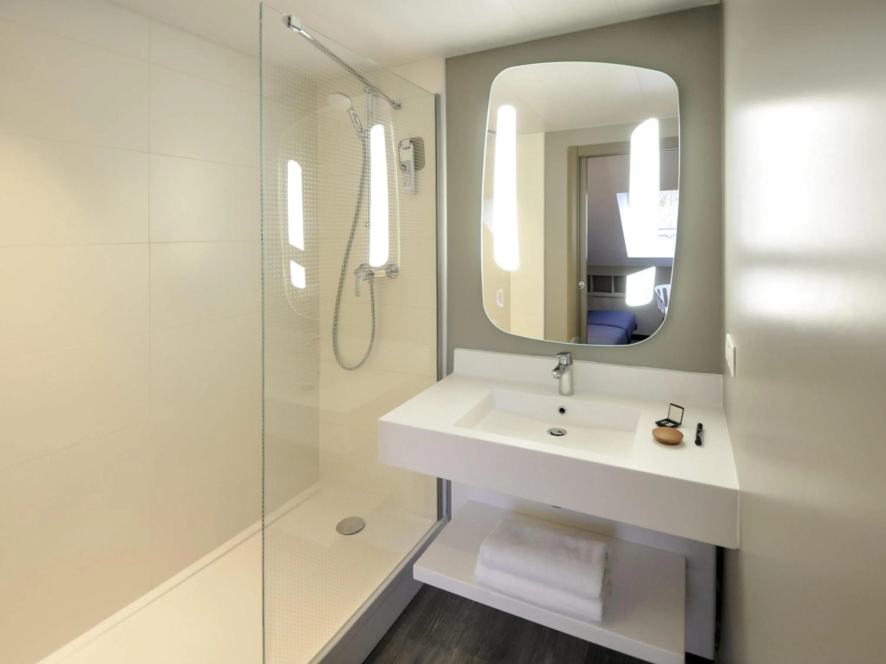 Bedroom in ibis Maisons Laffitte