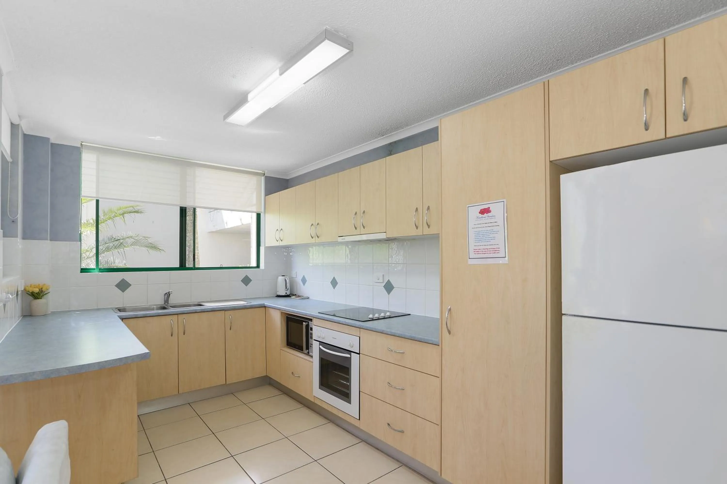 Kitchen or kitchenette in Headland Gardens Holiday Apartments