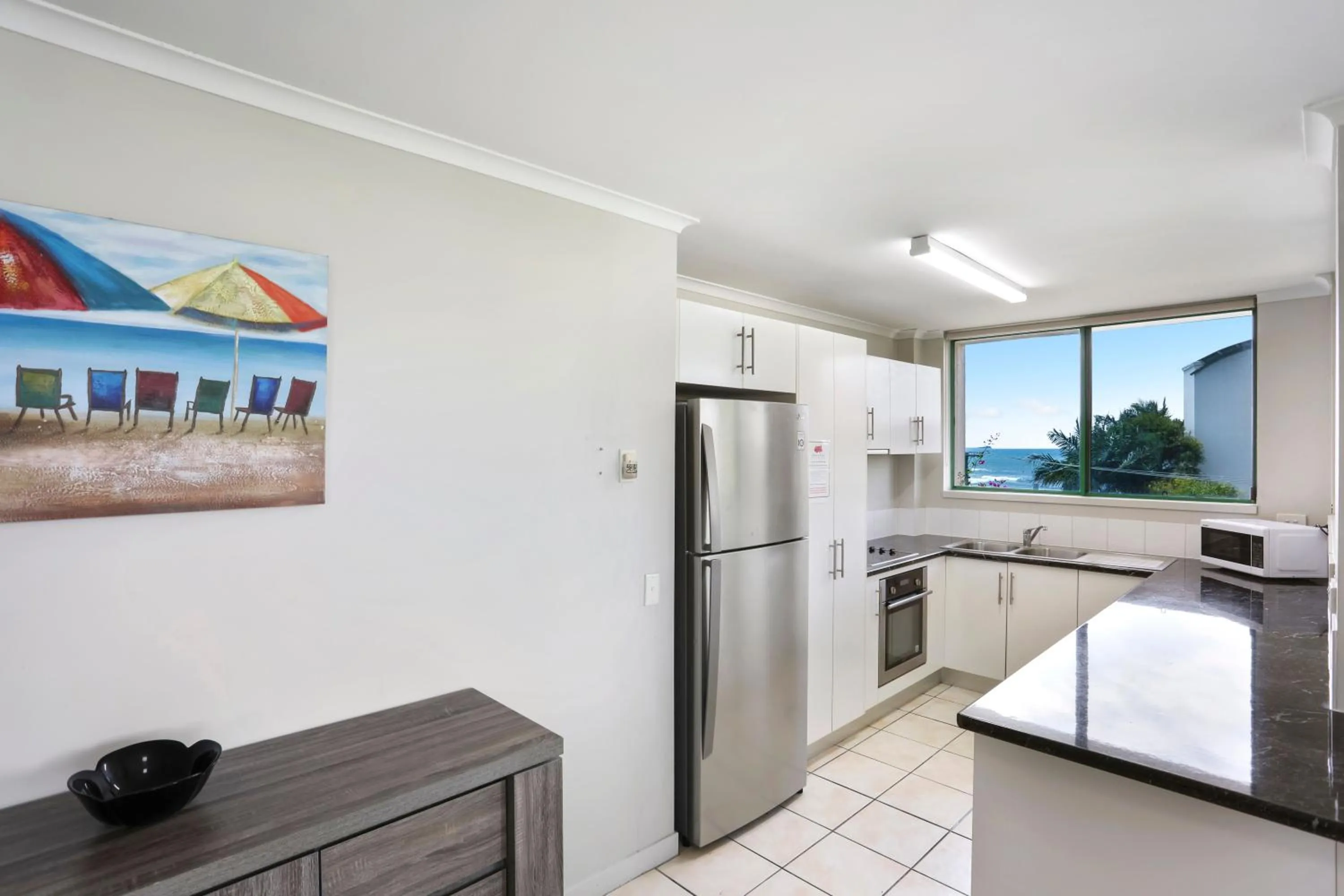 Kitchen or kitchenette in Headland Gardens Holiday Apartments