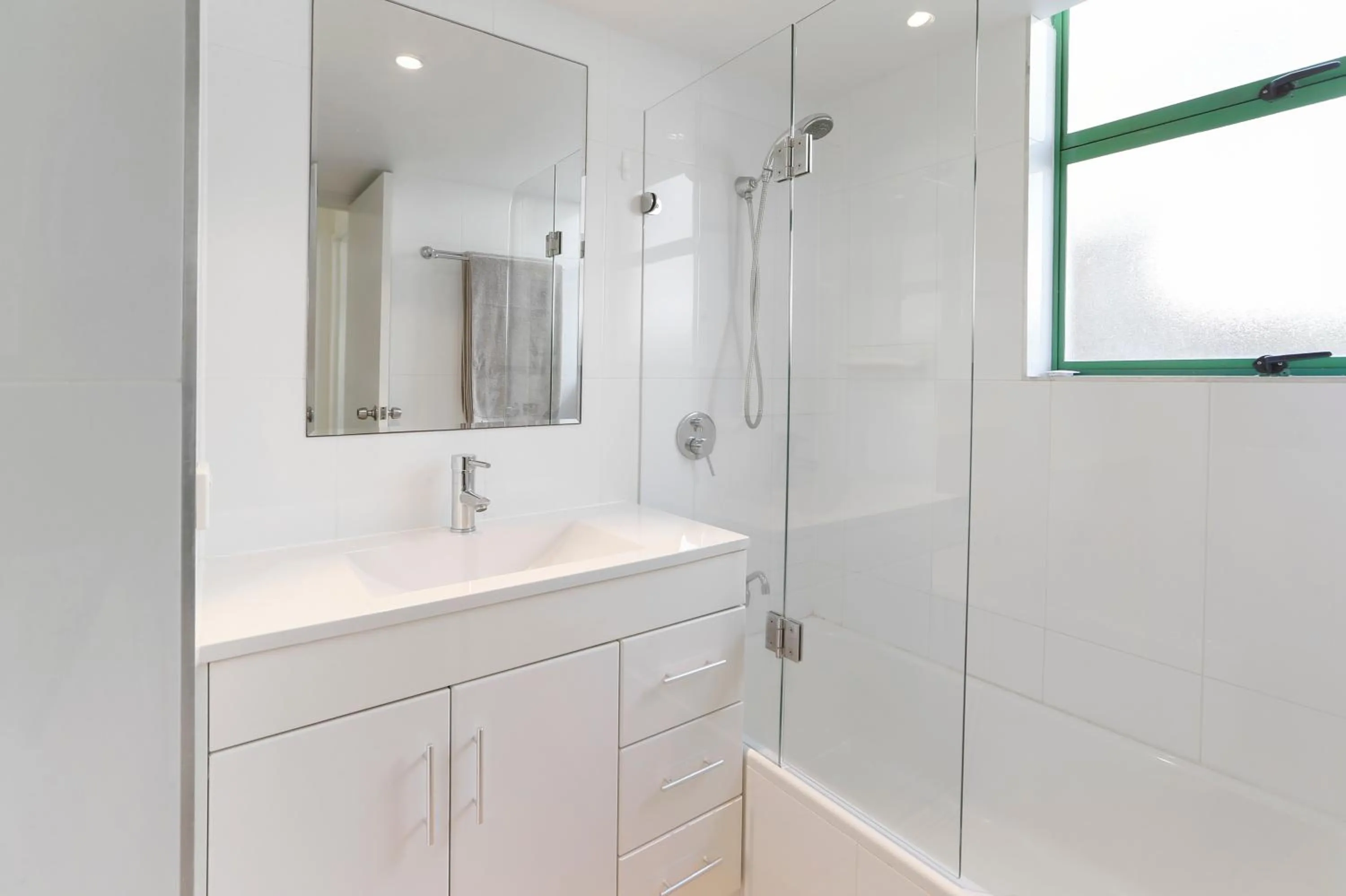 Bathroom in Headland Gardens Holiday Apartments