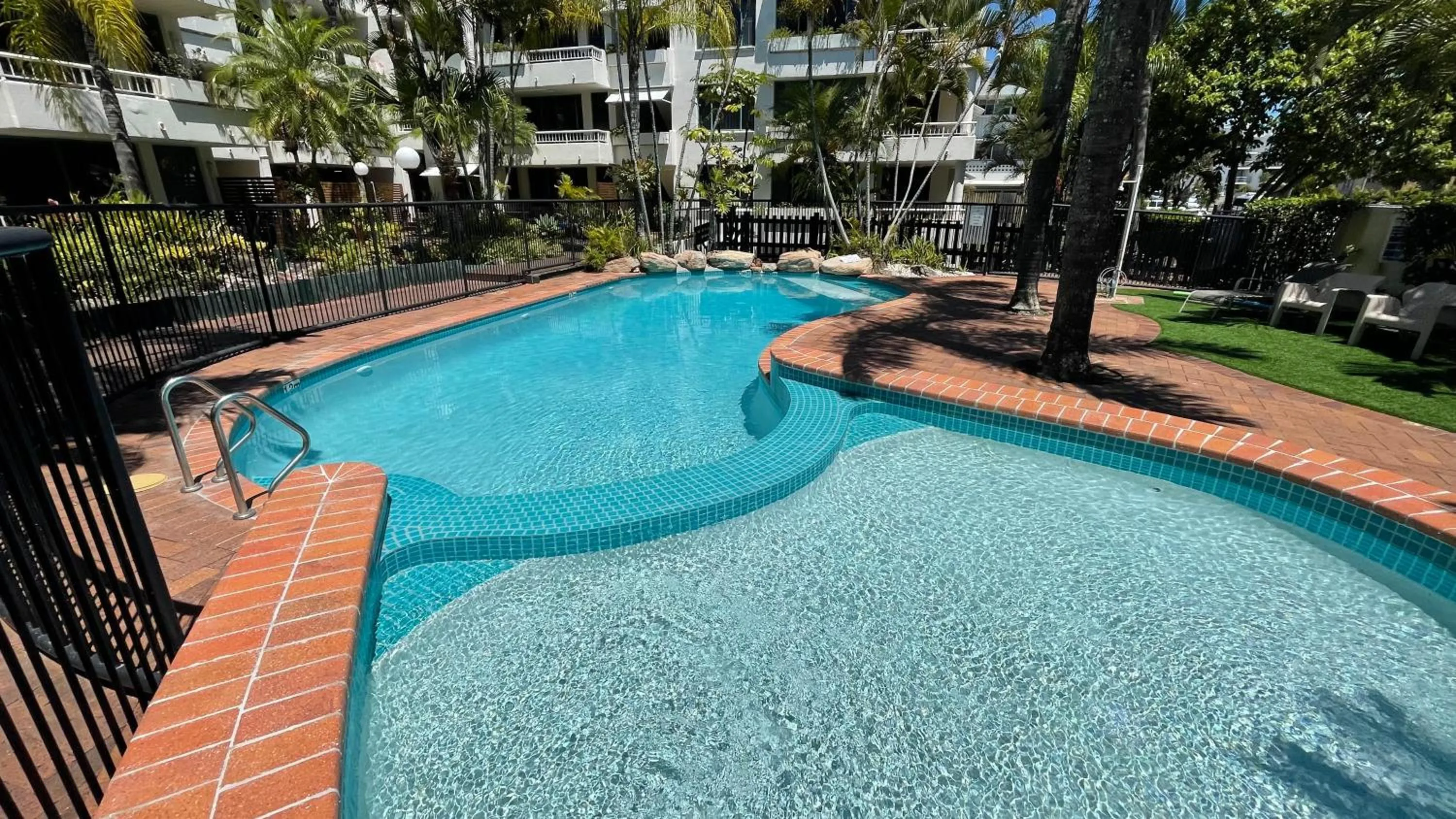 Swimming pool in Headland Gardens Holiday Apartments