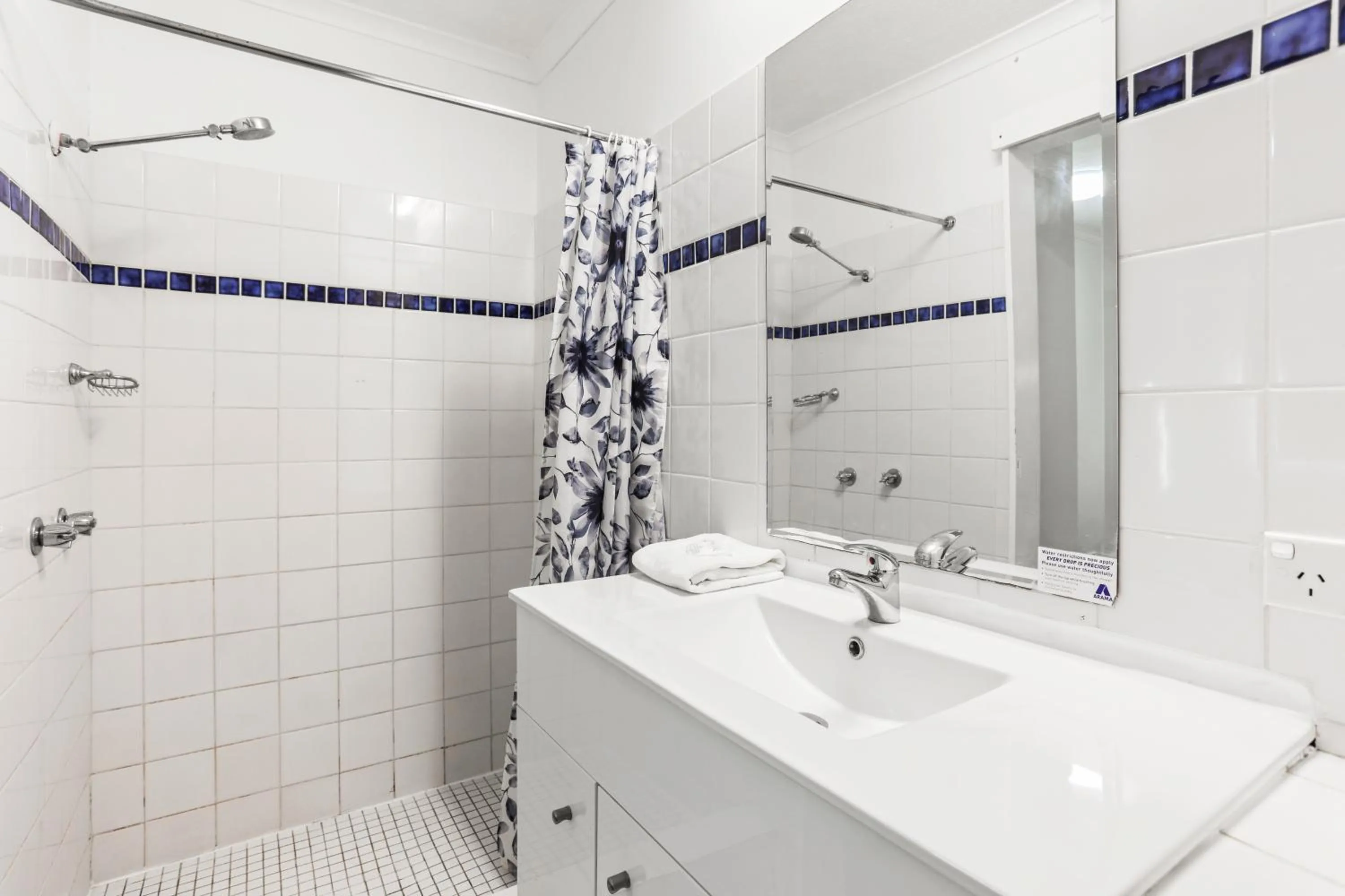 Bathroom in Headland Gardens Holiday Apartments