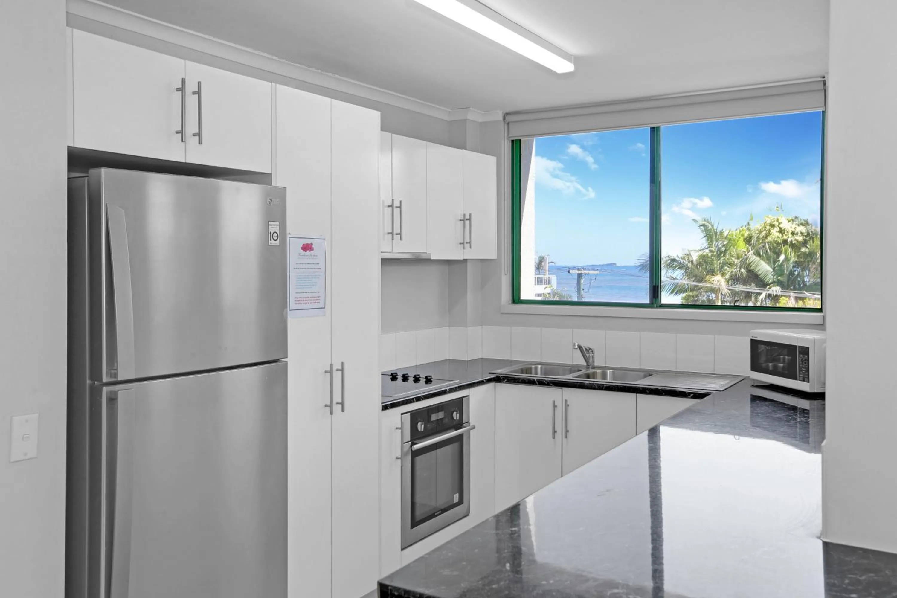 Kitchen or kitchenette in Headland Gardens Holiday Apartments
