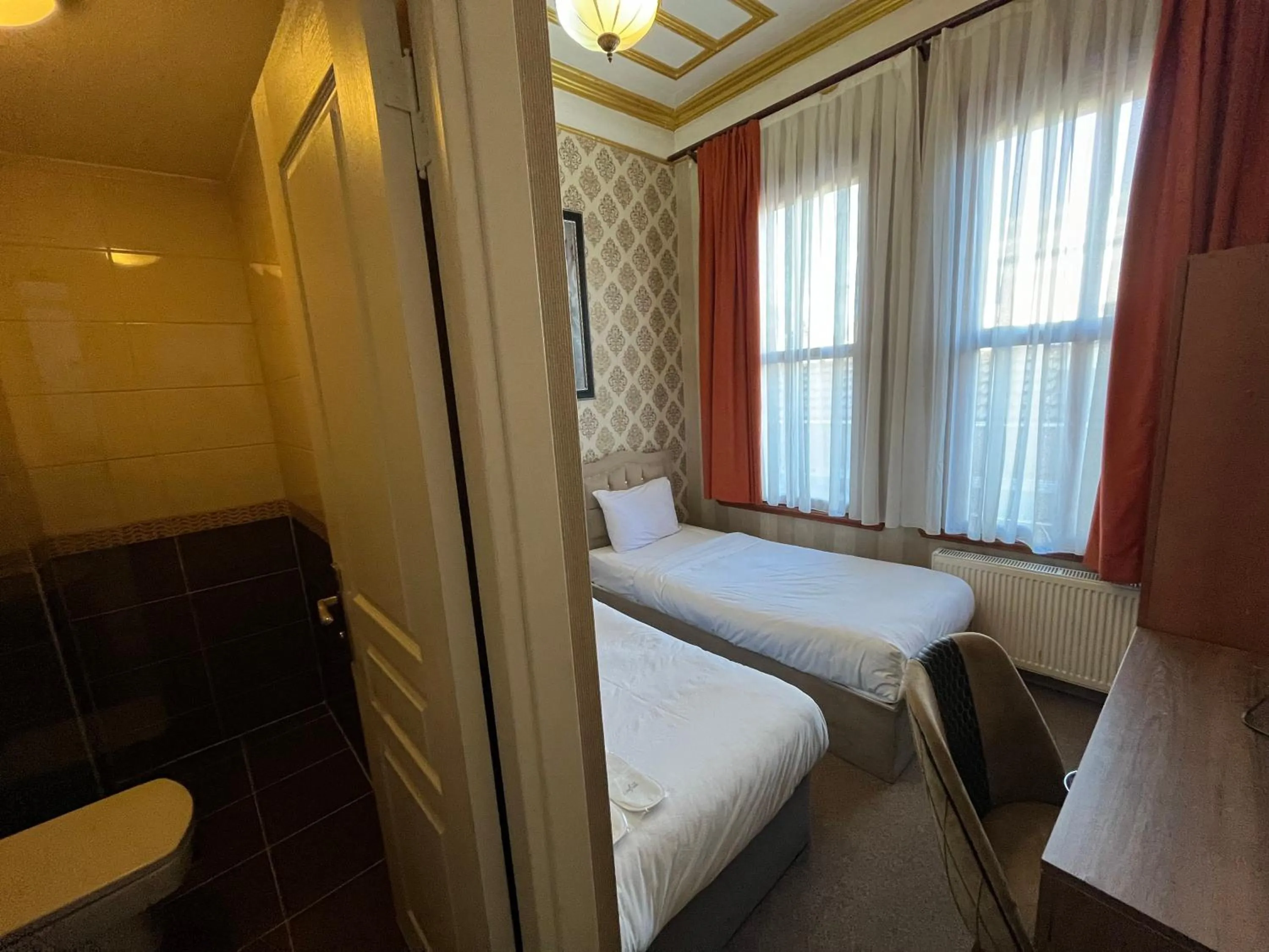 Bed in Le Safran Suite Hotel