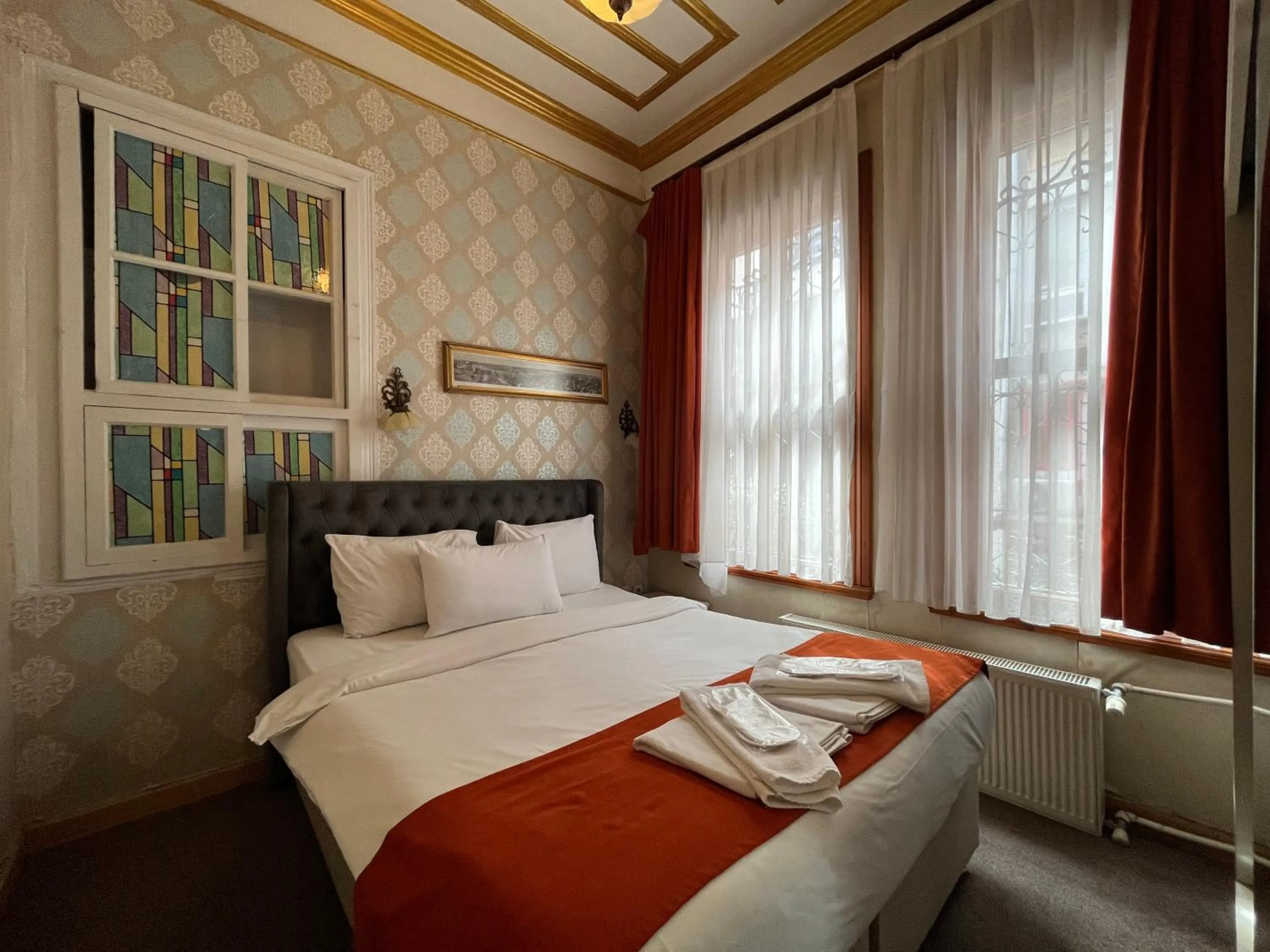 Bed in Le Safran Suite Hotel