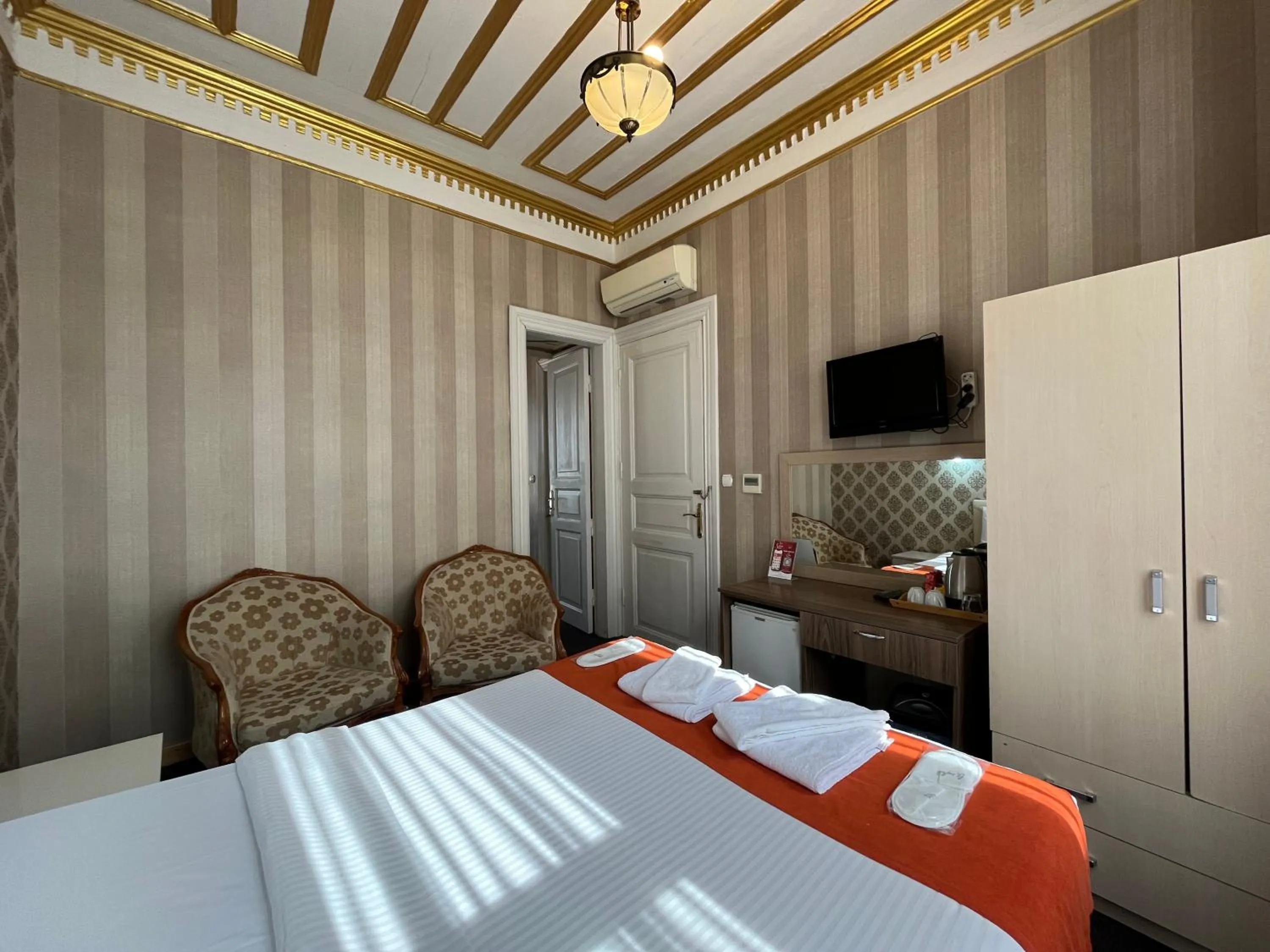 Bed in Le Safran Suite Hotel