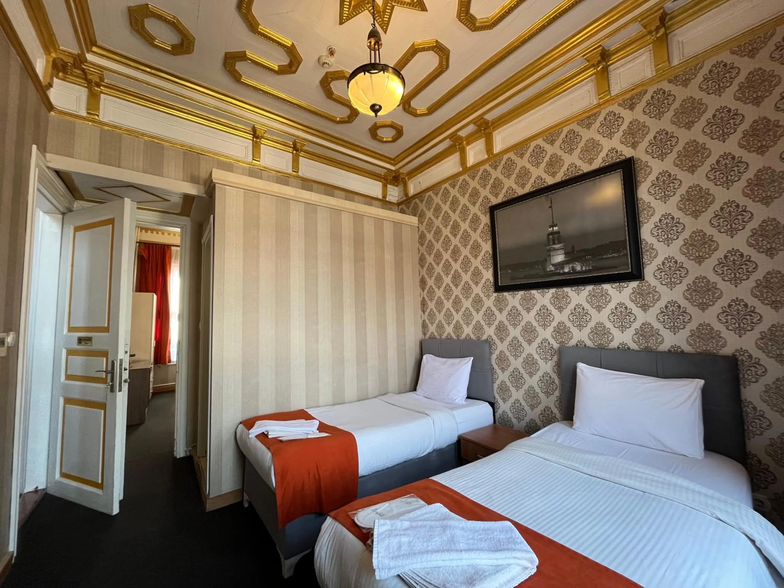 Bed in Le Safran Suite Hotel