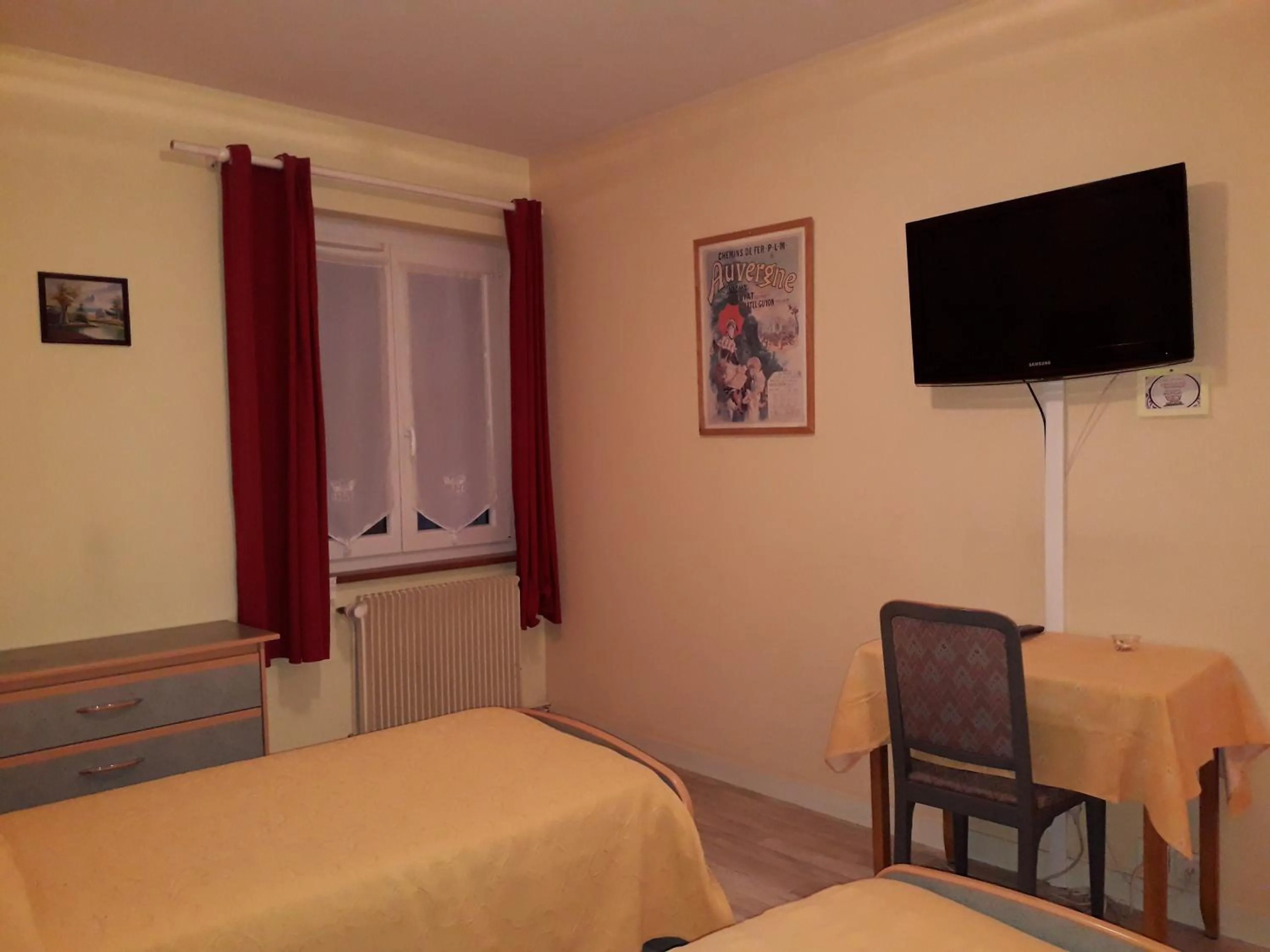 Photo of the whole room in Hotel Le Beauregard