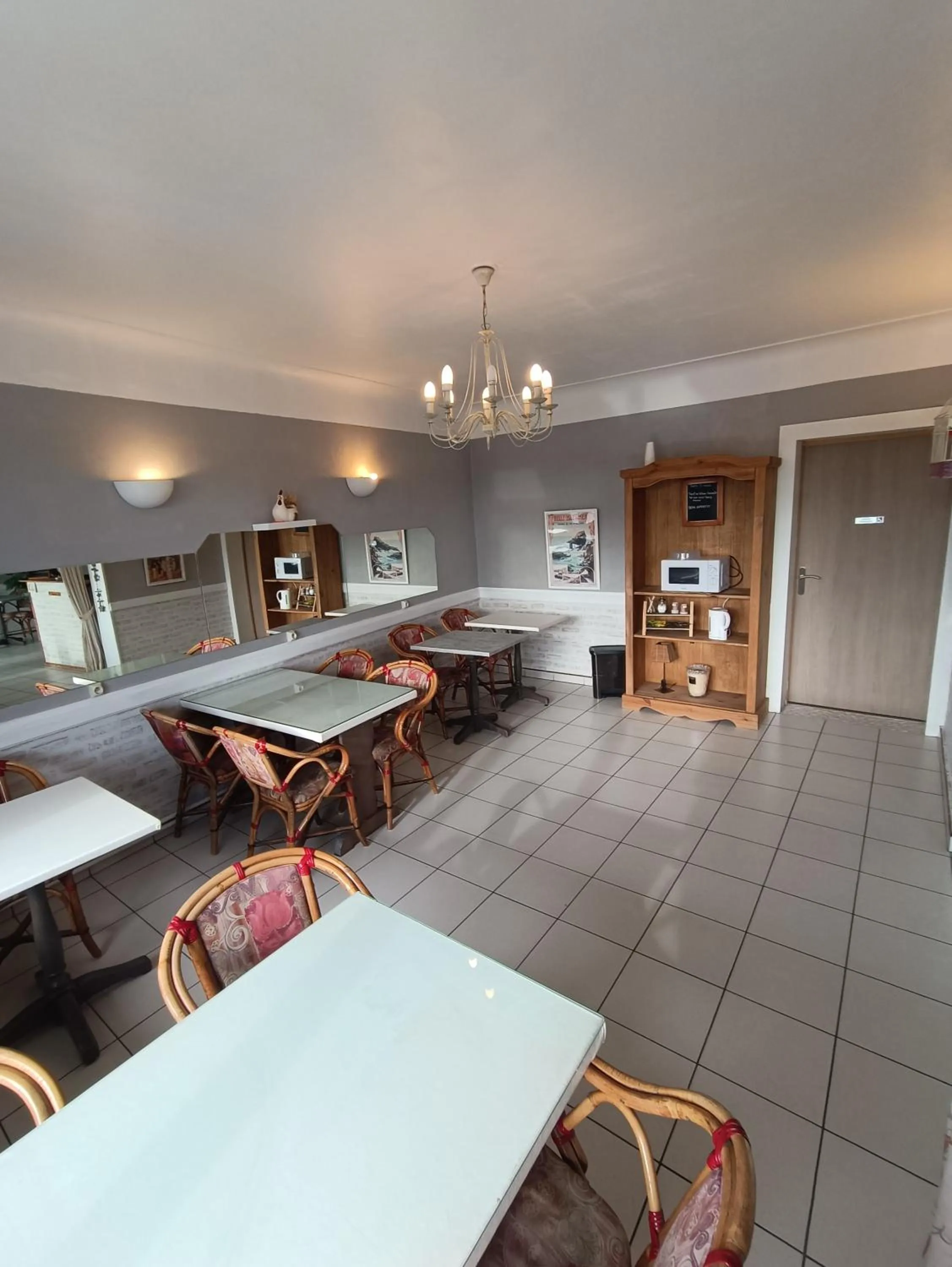 Communal kitchen in Hotel Le Beauregard