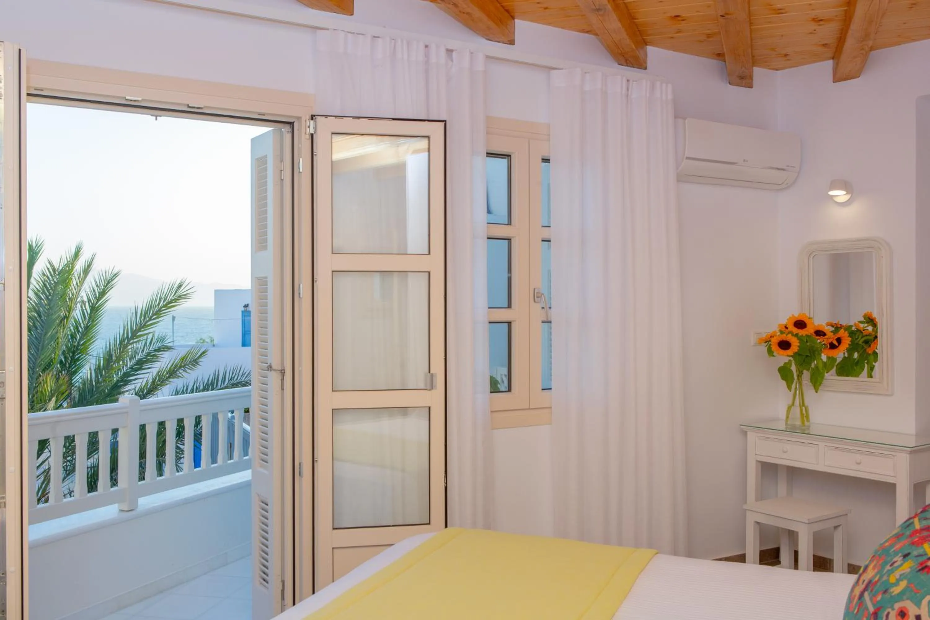 Balcony/Terrace, Bed in Castle Mansions