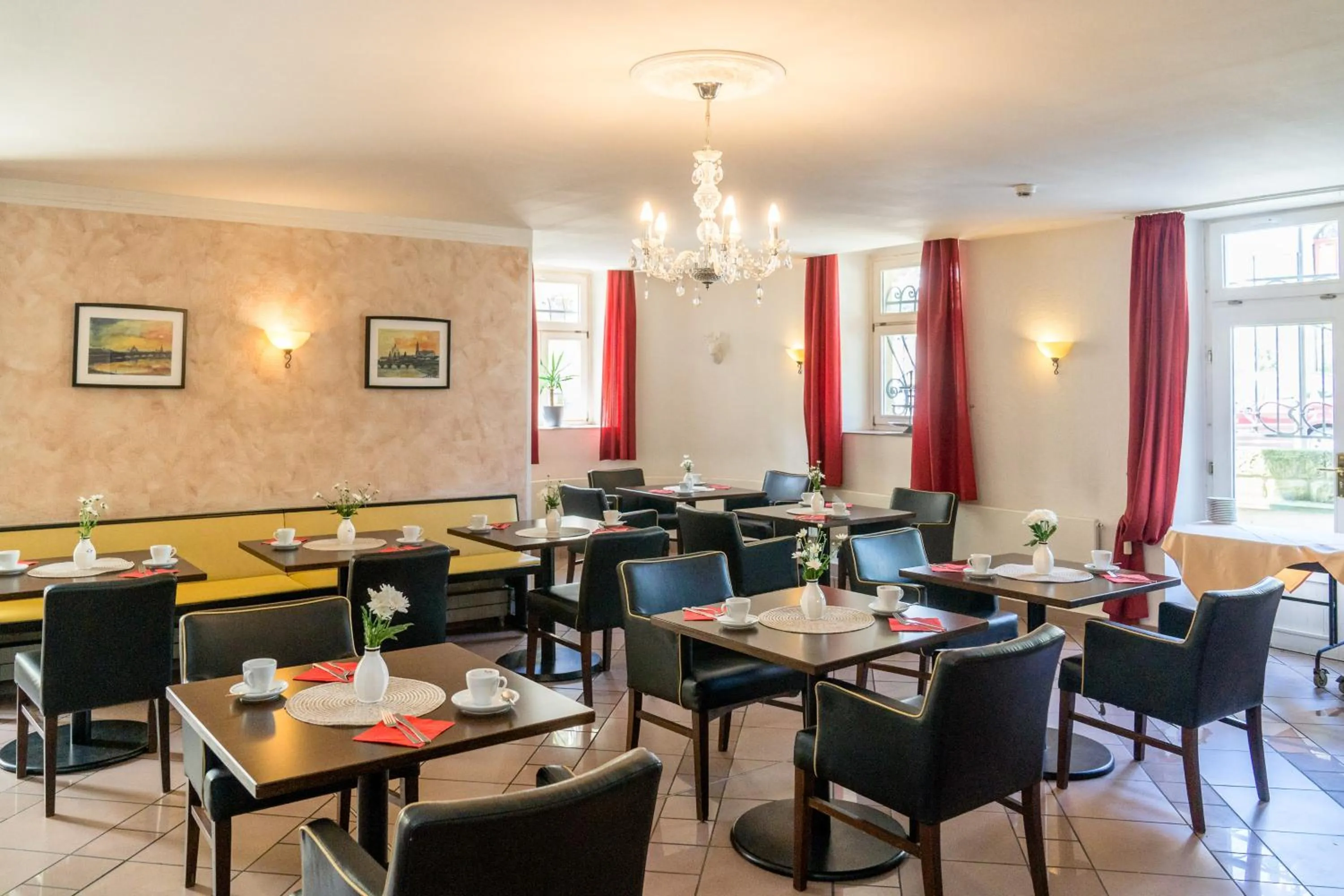 Restaurant/places to eat in Sax Imperial