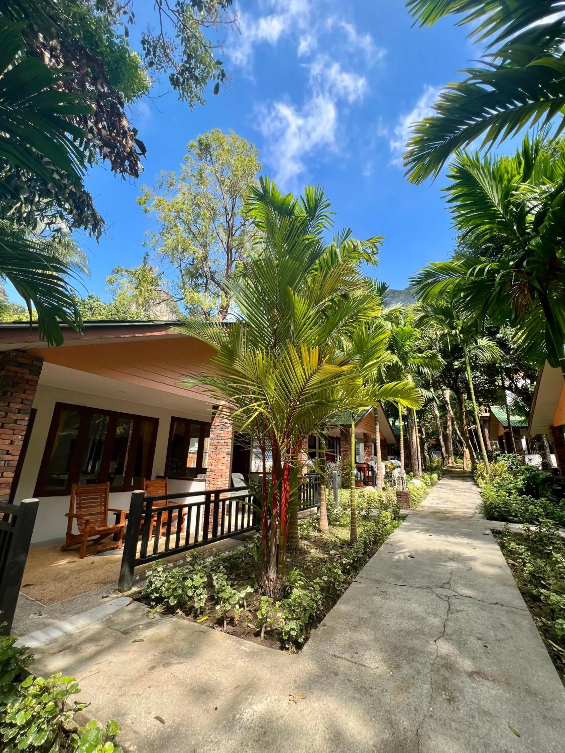 Garden in Dream Valley Resort, Tonsai Beach