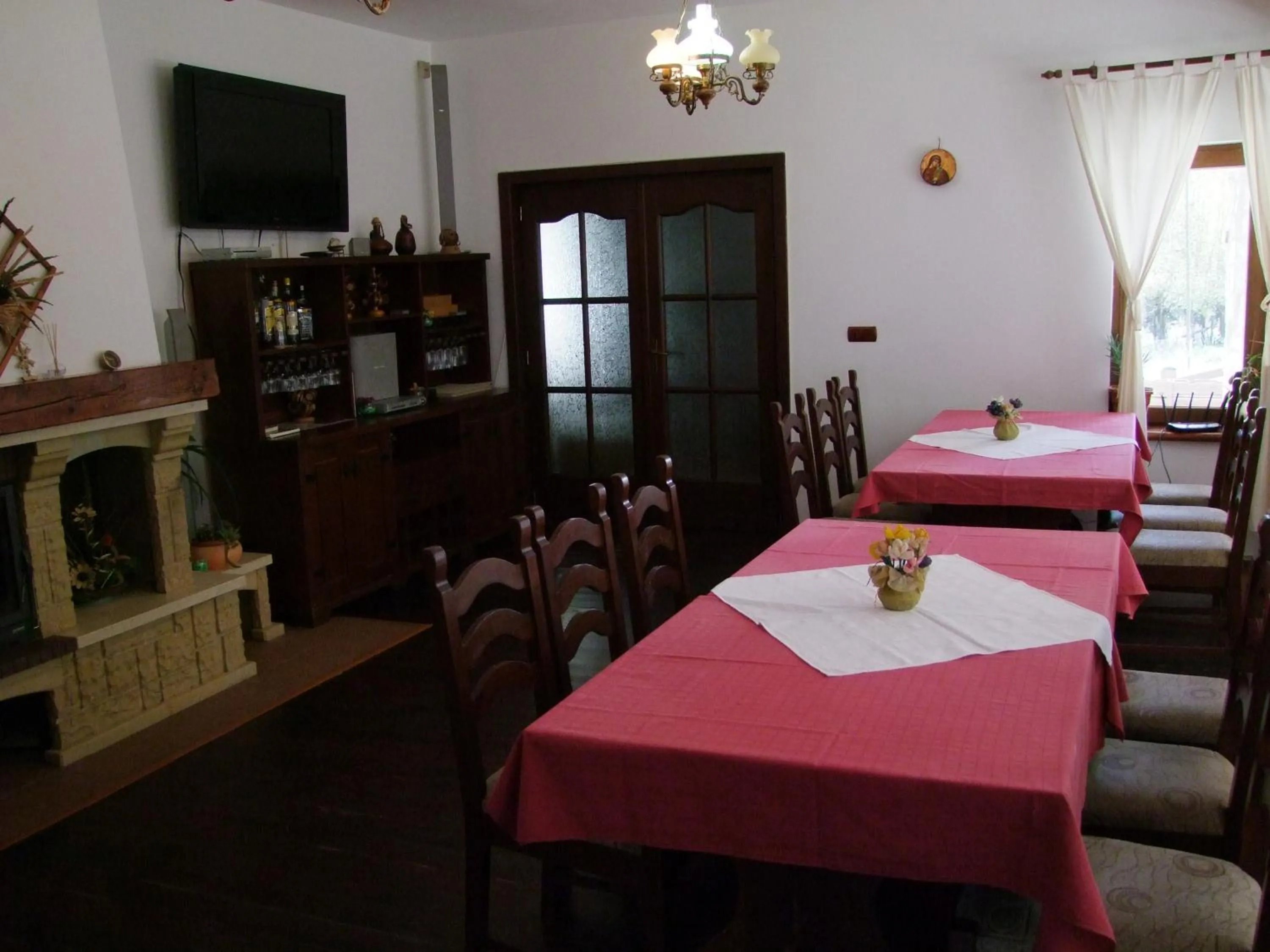 Restaurant/places to eat in Vila Ursul