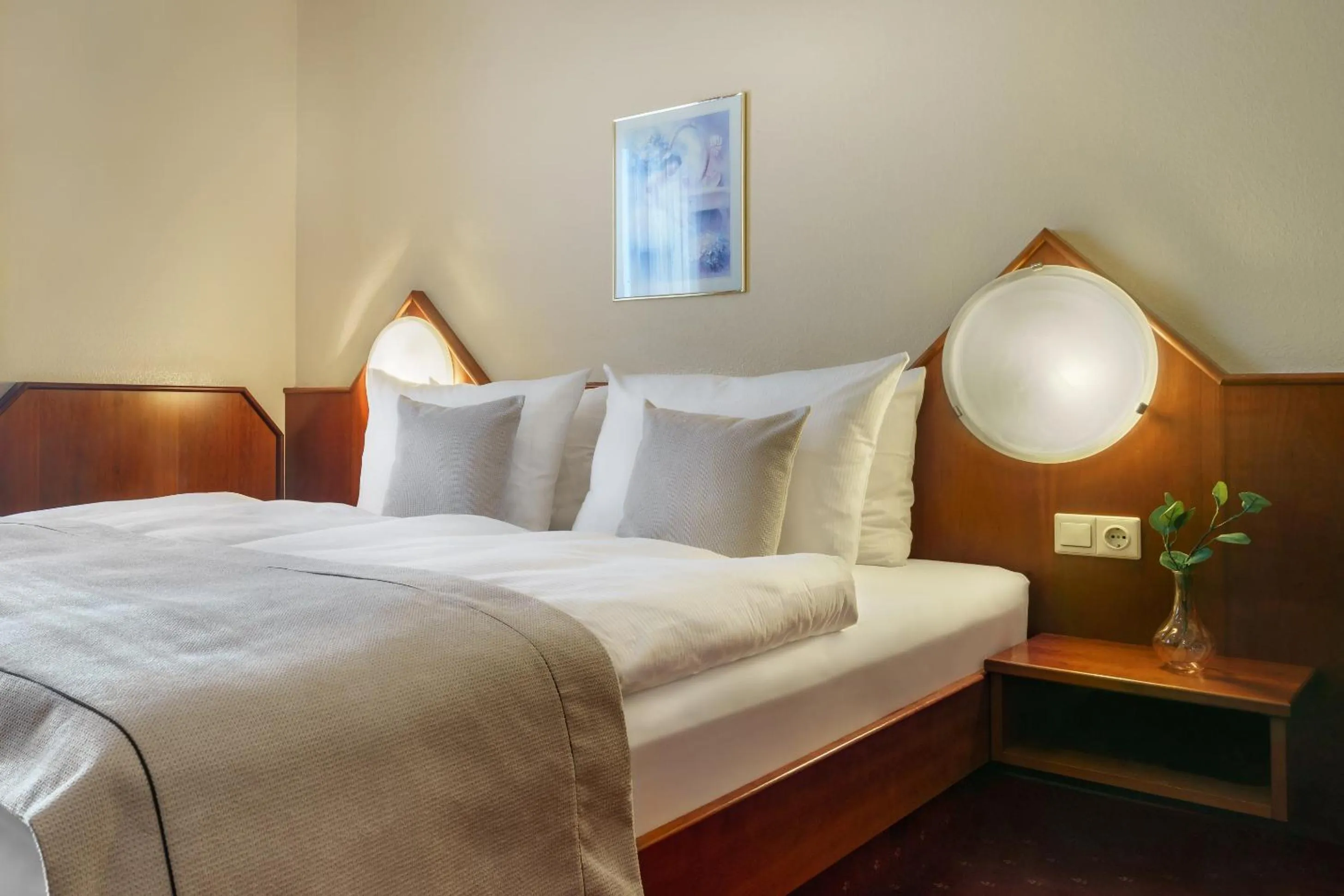 Photo of the whole room, Bed in Hotel Hagemann Hamburg Hafen