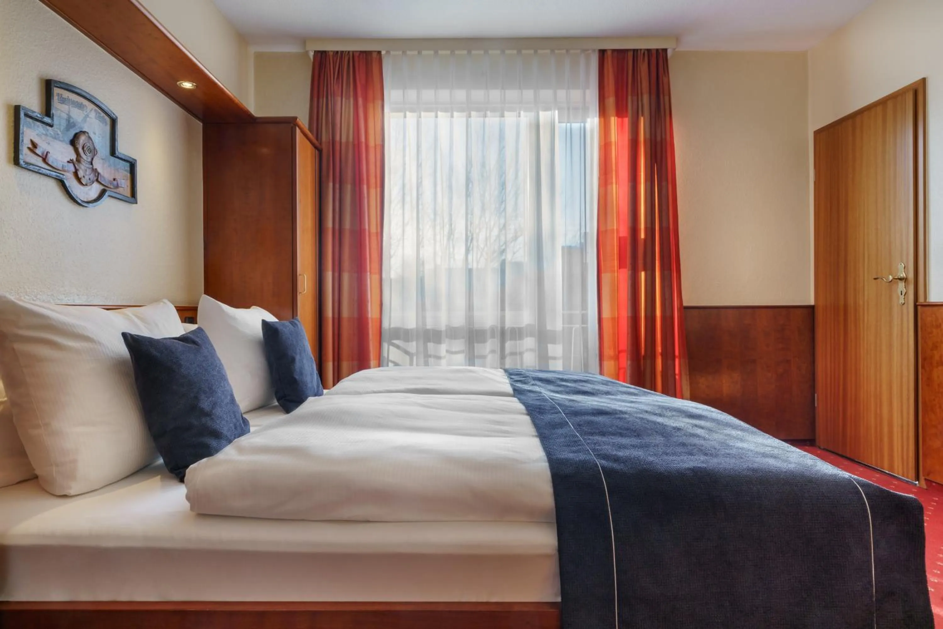 Photo of the whole room, Bed in Hotel Hagemann Hamburg Hafen