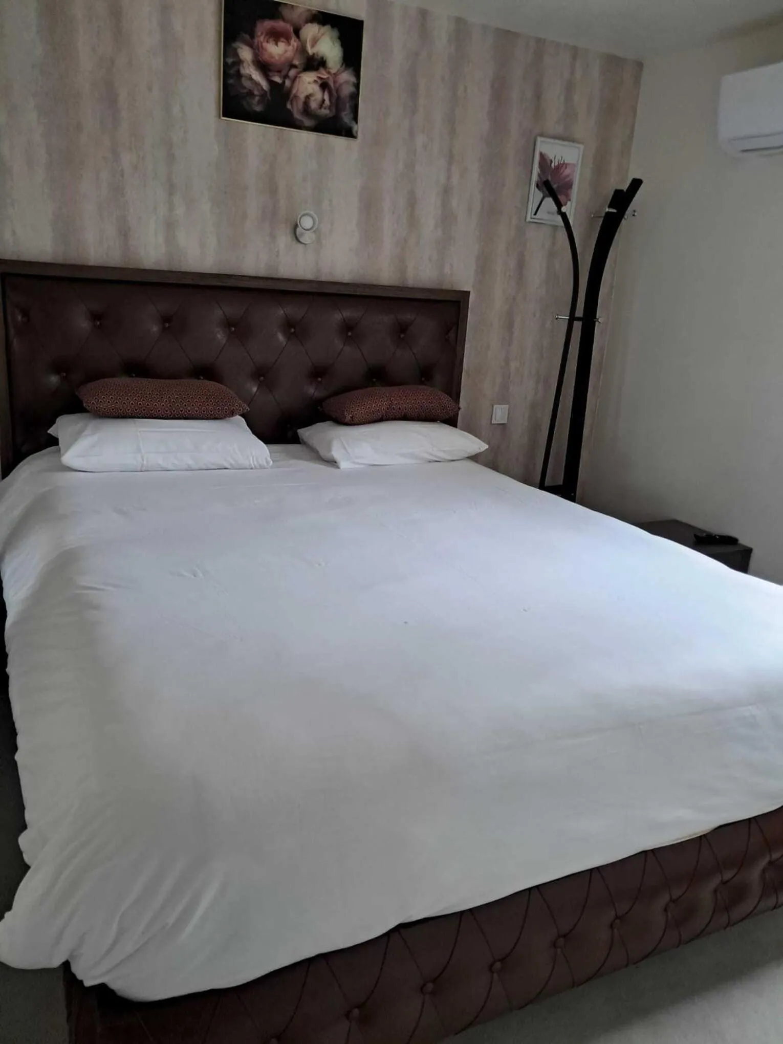 Bed in Astrotel Romorantin-Lanthenay Soirée étape