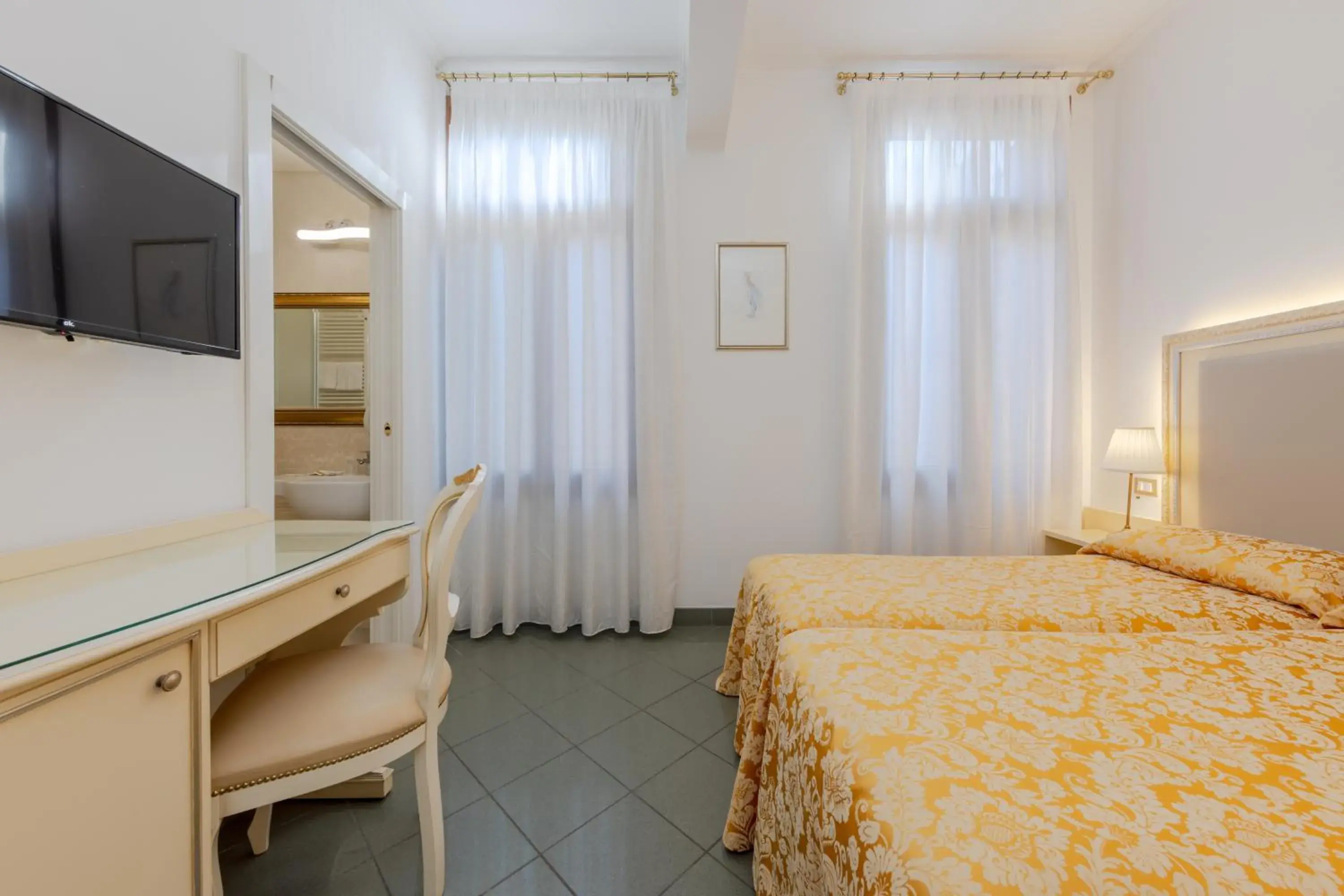 Economy Twin Room in Hotel Marte Economy Twin Room in Hotel Marte