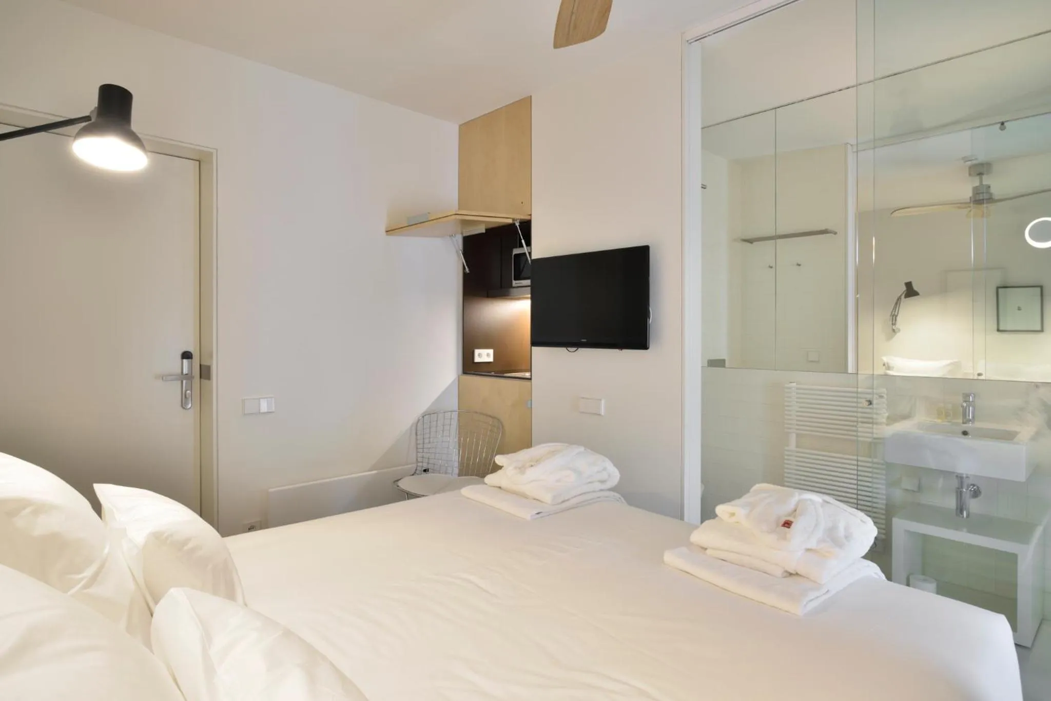 Kitchen or kitchenette, Bed in House of Artists