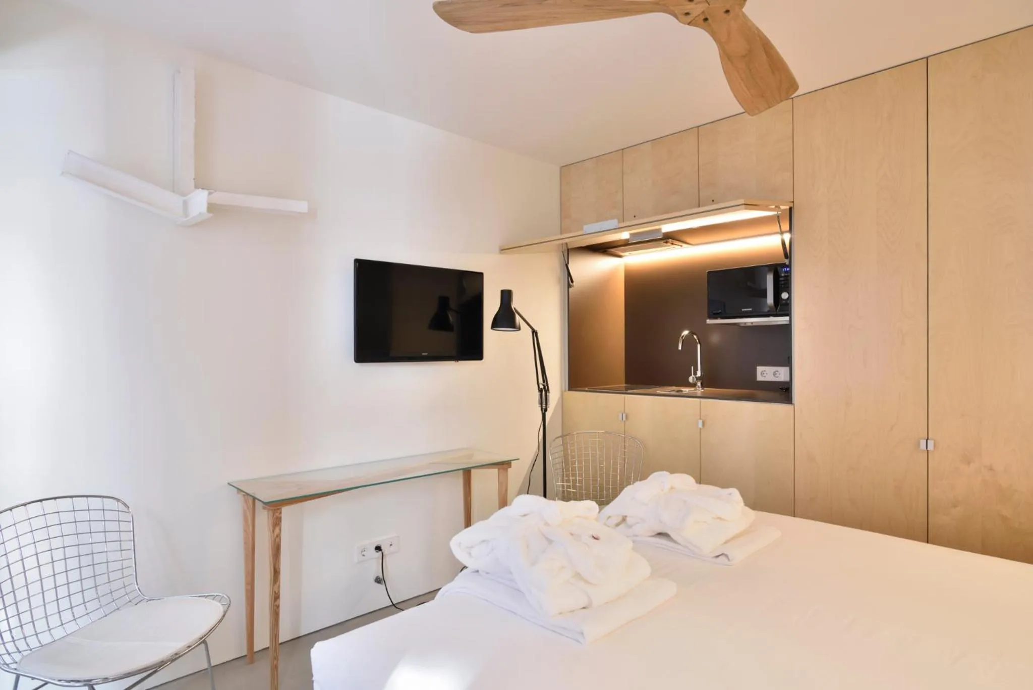 Kitchen or kitchenette, Bed in House of Artists