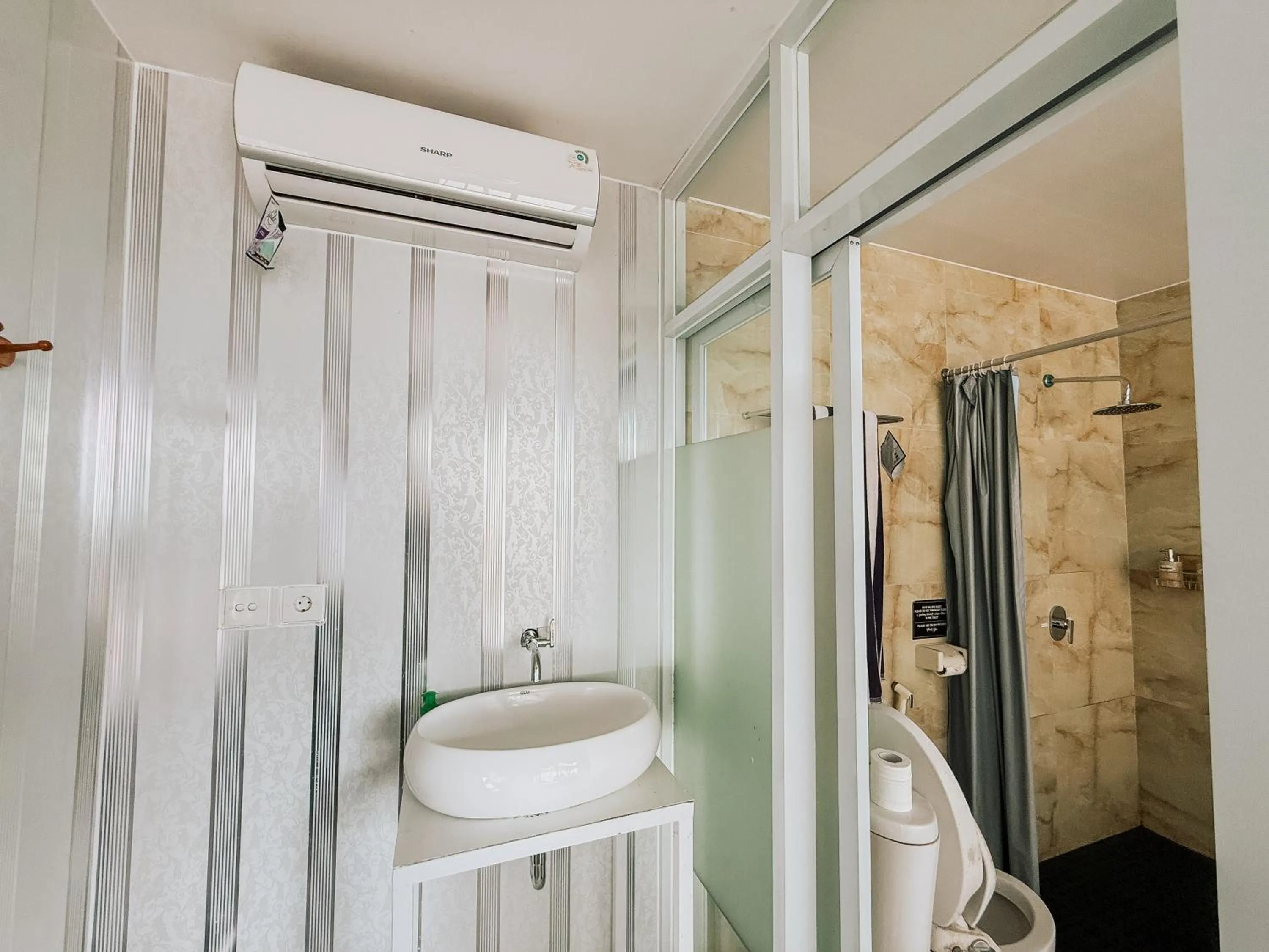 Bathroom in Bhuana Agung Villa and Restaurant