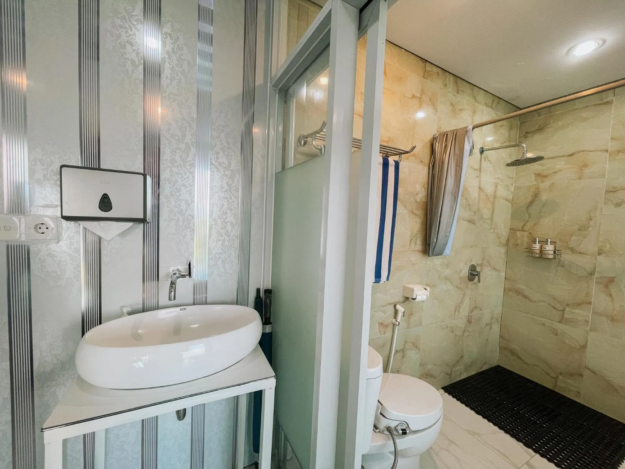 Shower in Bhuana Agung Villa and Restaurant