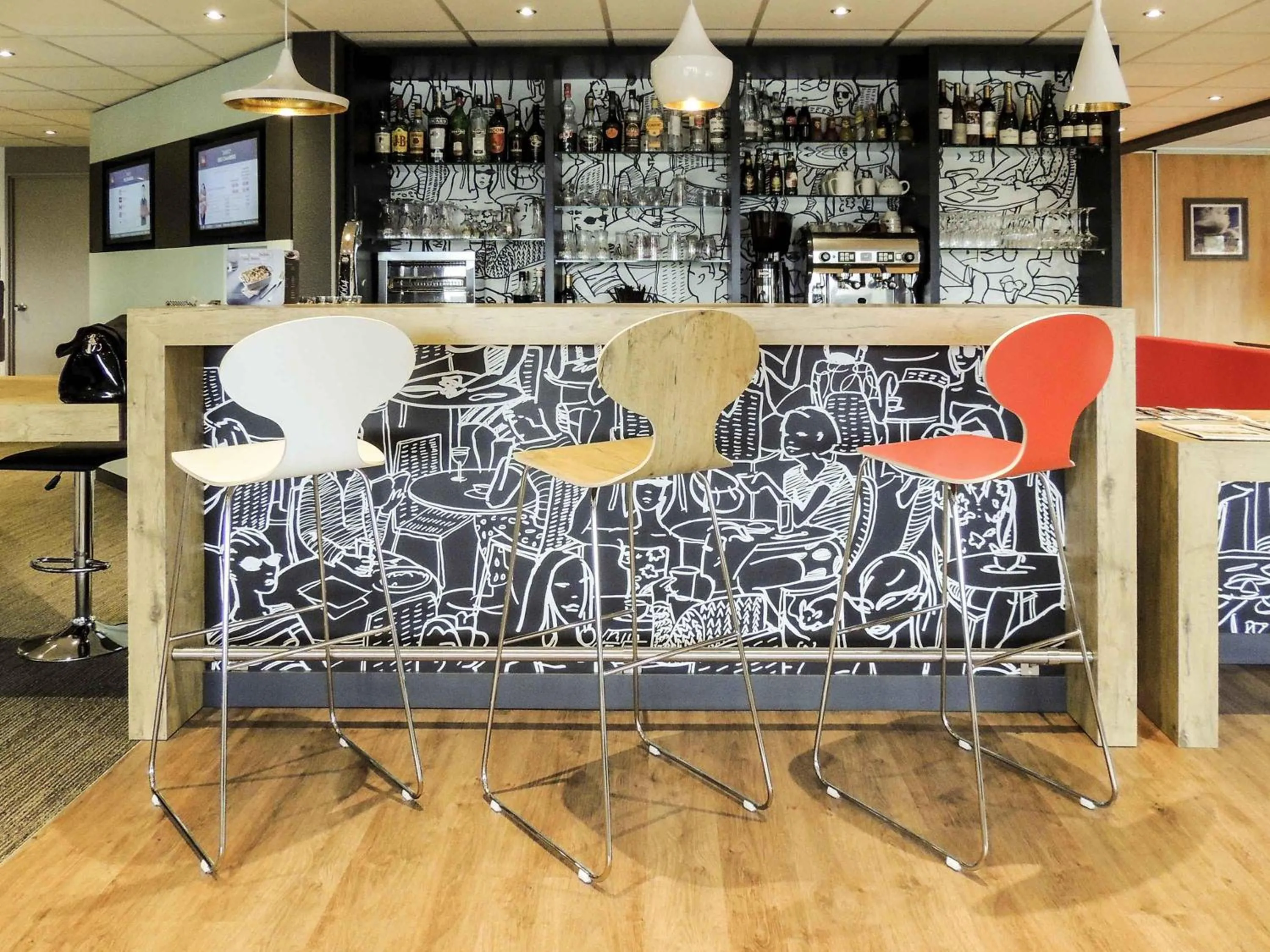 Lounge or bar in Ibis Auray