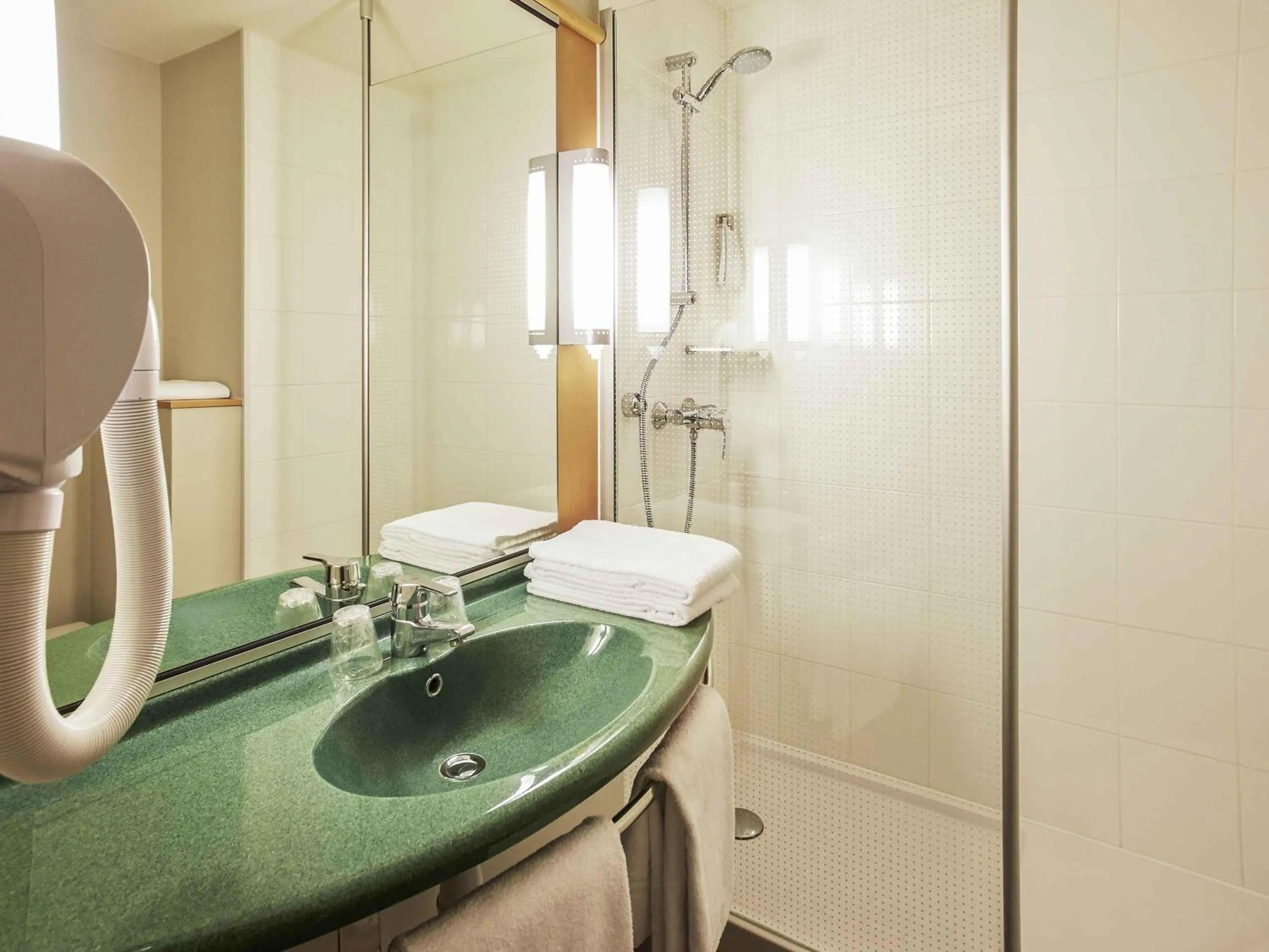 Bedroom in Ibis Auray