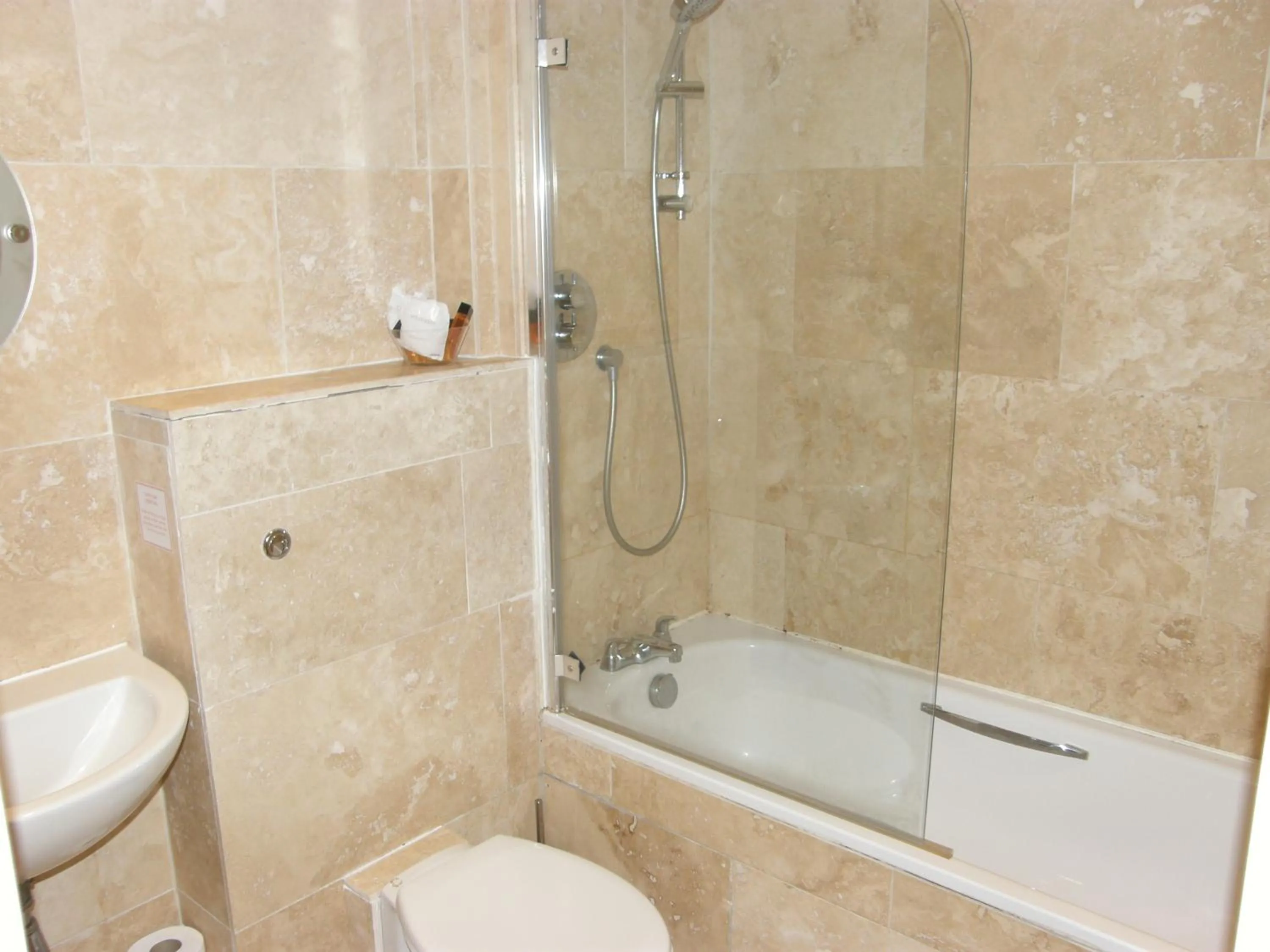 Bathroom in Deangate Motel